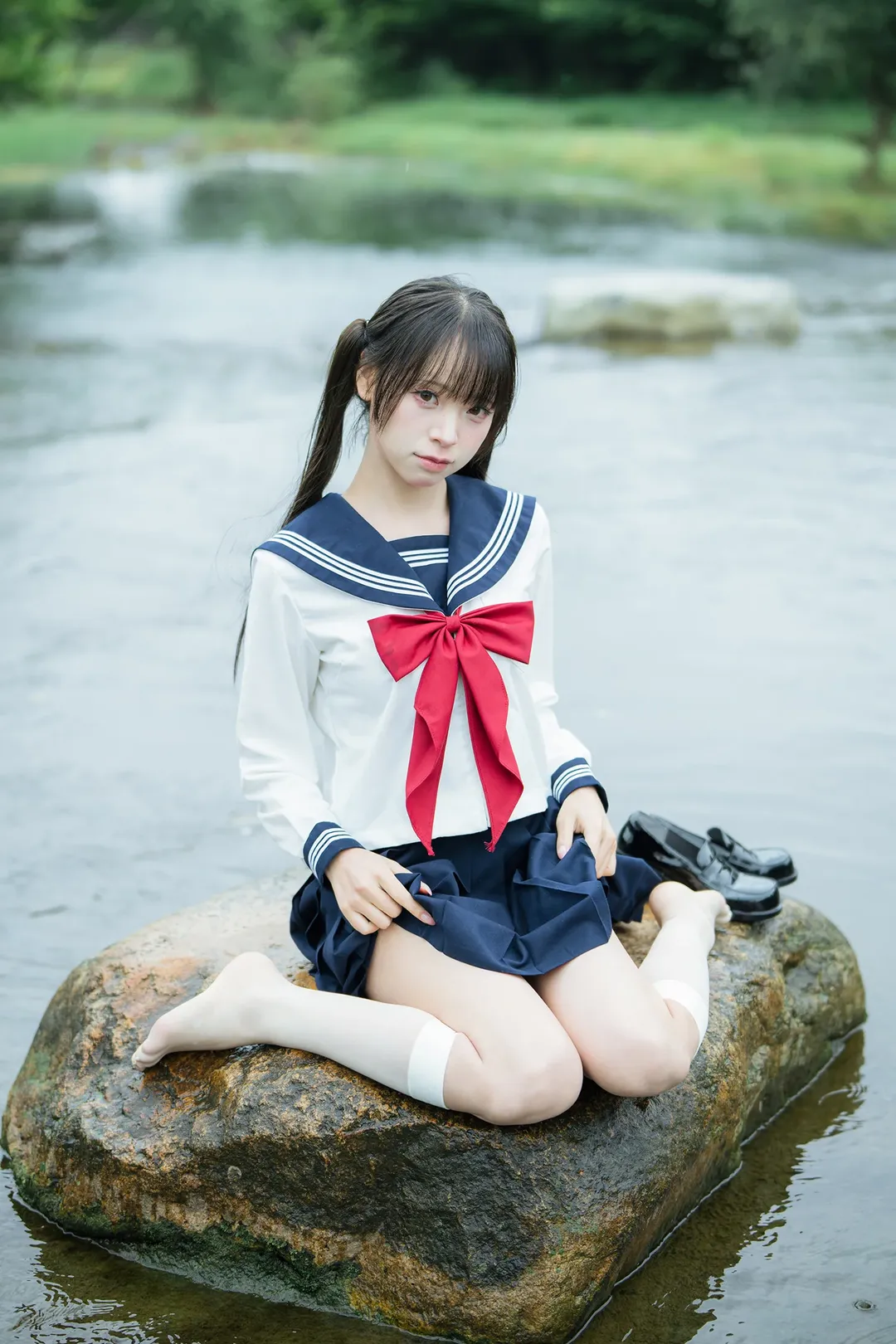 雨中的水手服：溪流與透明傘的外景拍攝 - 第 7 張