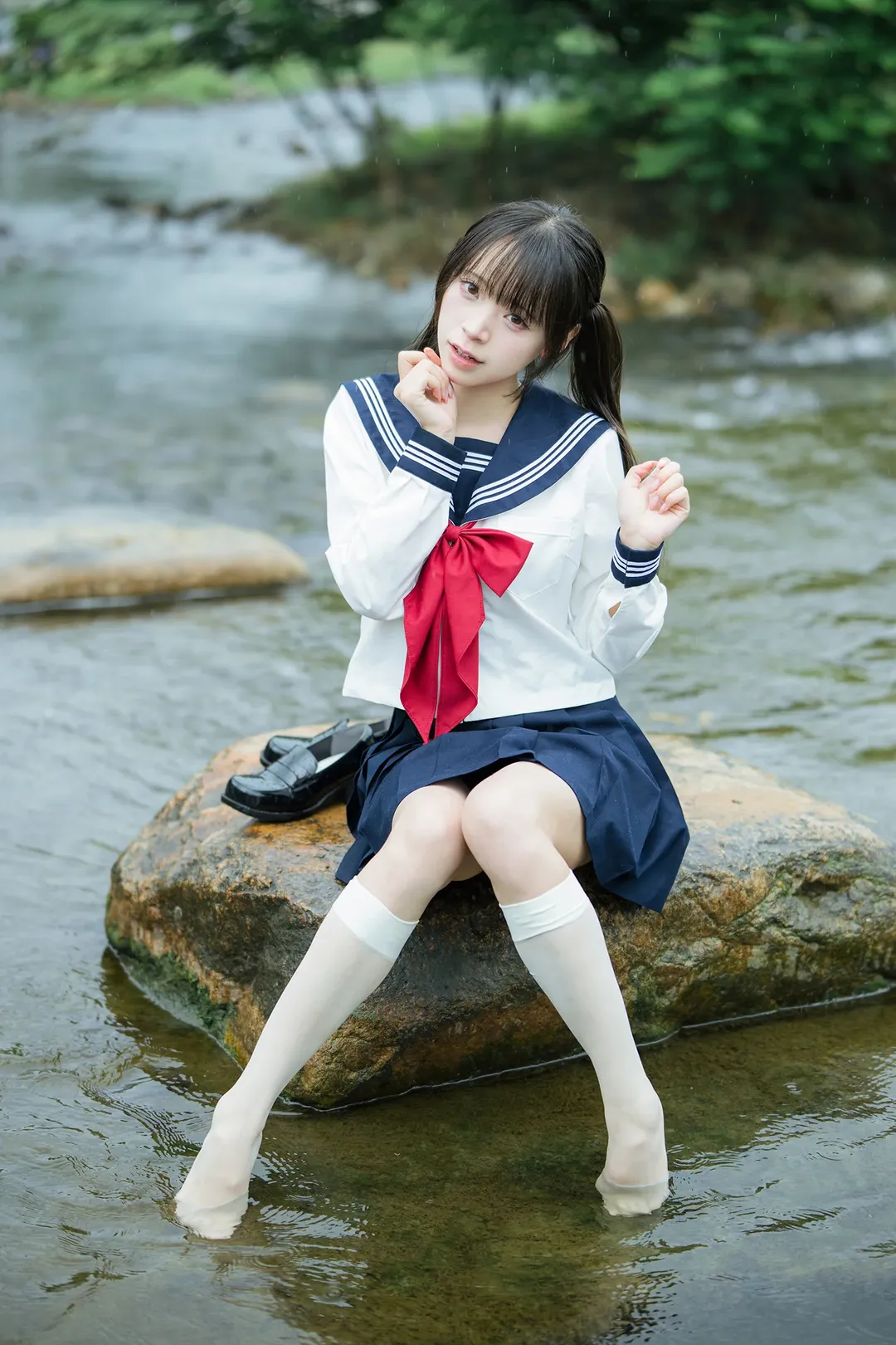 雨中的水手服：溪流與透明傘的外景拍攝 - 第 8 張
