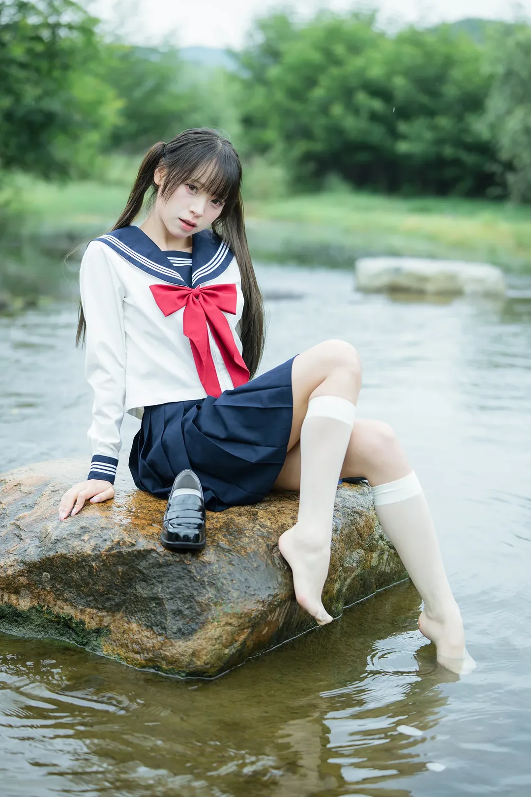 雨中的水手服：溪流與透明傘的外景拍攝 - 第 9 張