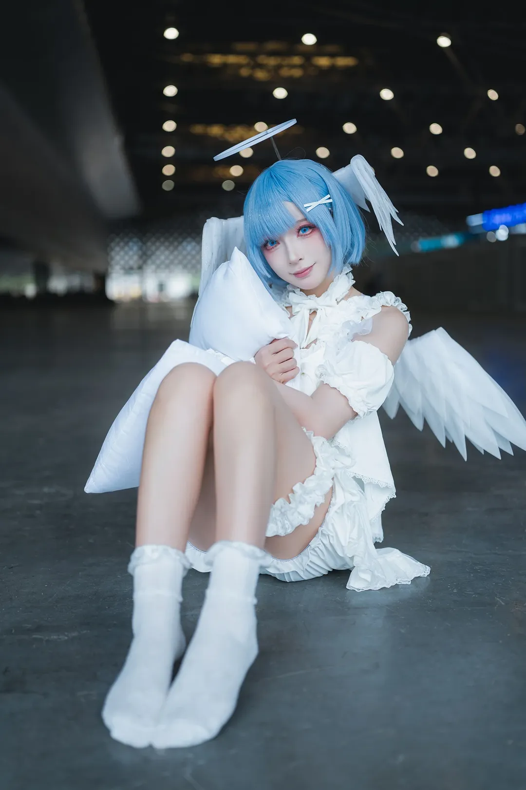 【雷姆cos】上海PI展大落地窗前，枕着光影的白裙蓝发少女 - 第 1 张
