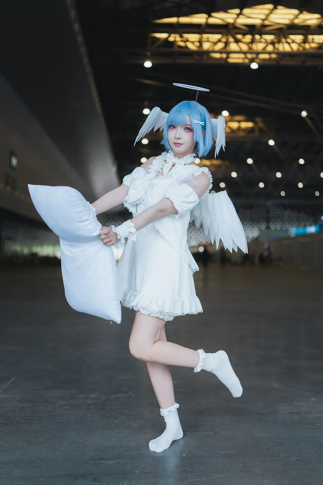 【雷姆cos】上海PI展大落地窗前，枕着光影的白裙蓝发少女 - 第 12 张