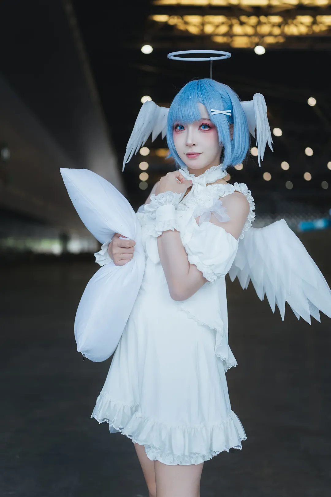 【雷姆cos】上海PI展大落地窗前，枕着光影的白裙蓝发少女 - 第 13 张