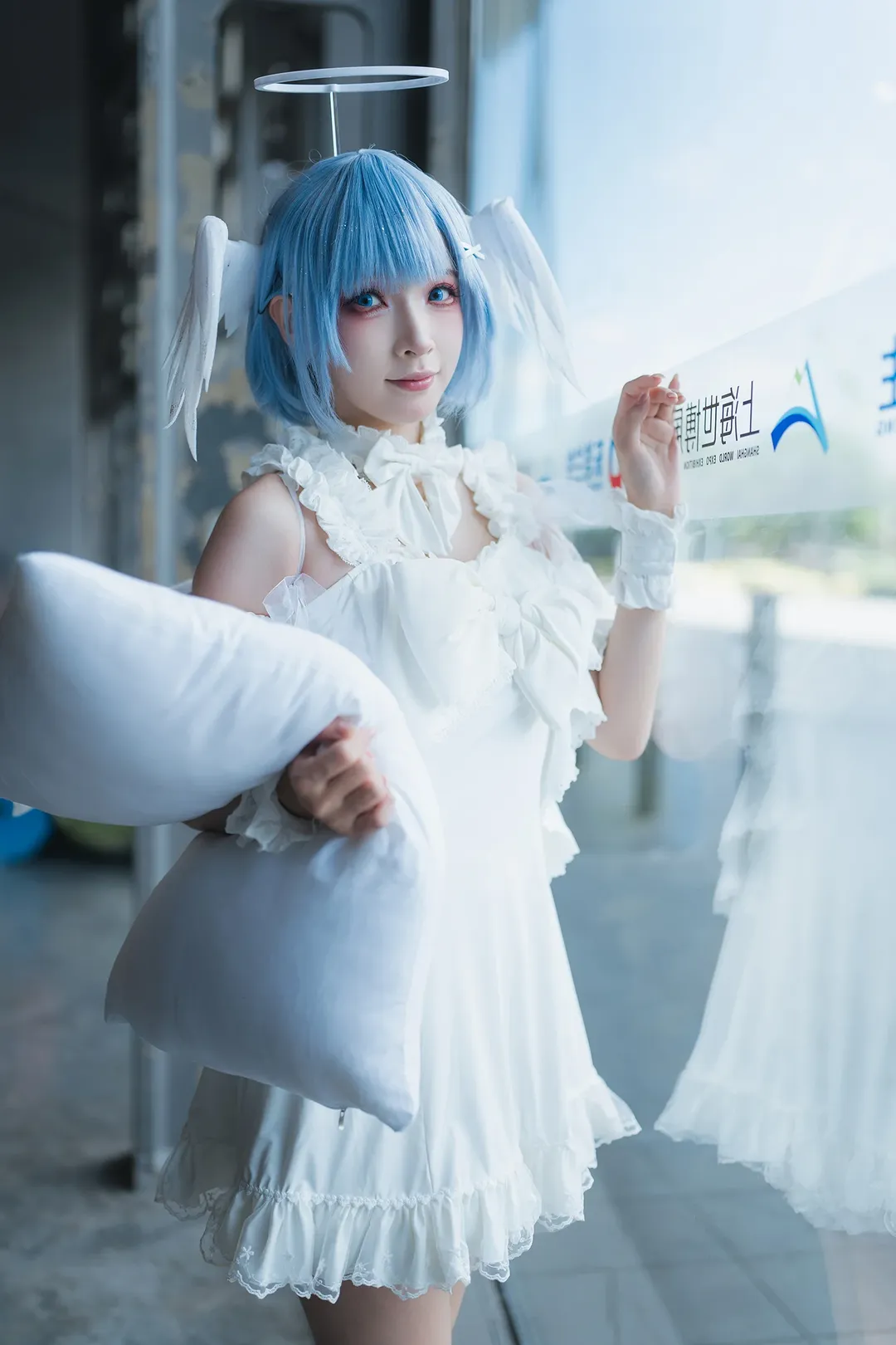 【雷姆cos】上海PI展大落地窗前，枕着光影的白裙蓝发少女 - 第 15 张