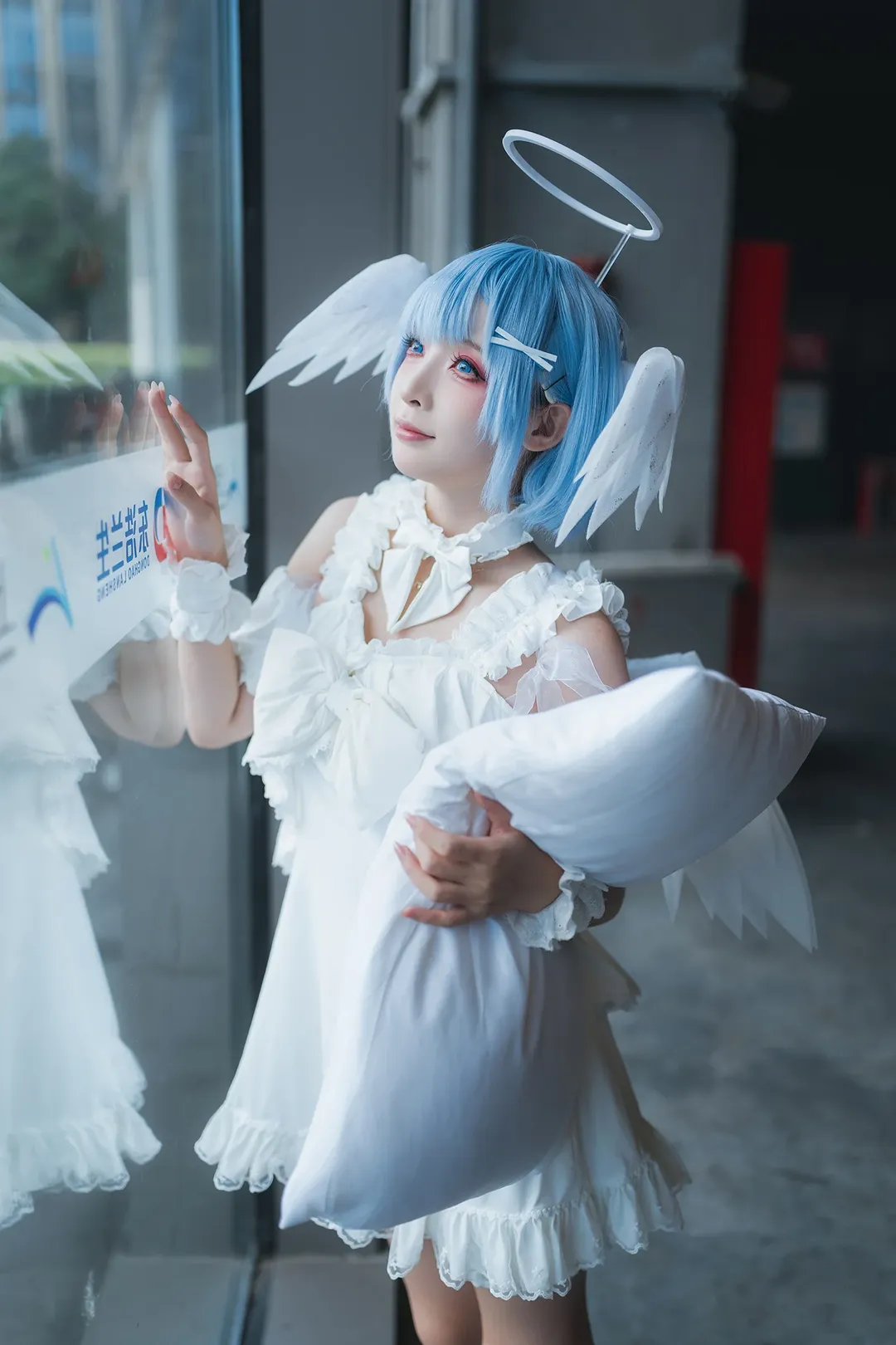 【雷姆cos】上海PI展大落地窗前，枕着光影的白裙蓝发少女 - 第 16 张