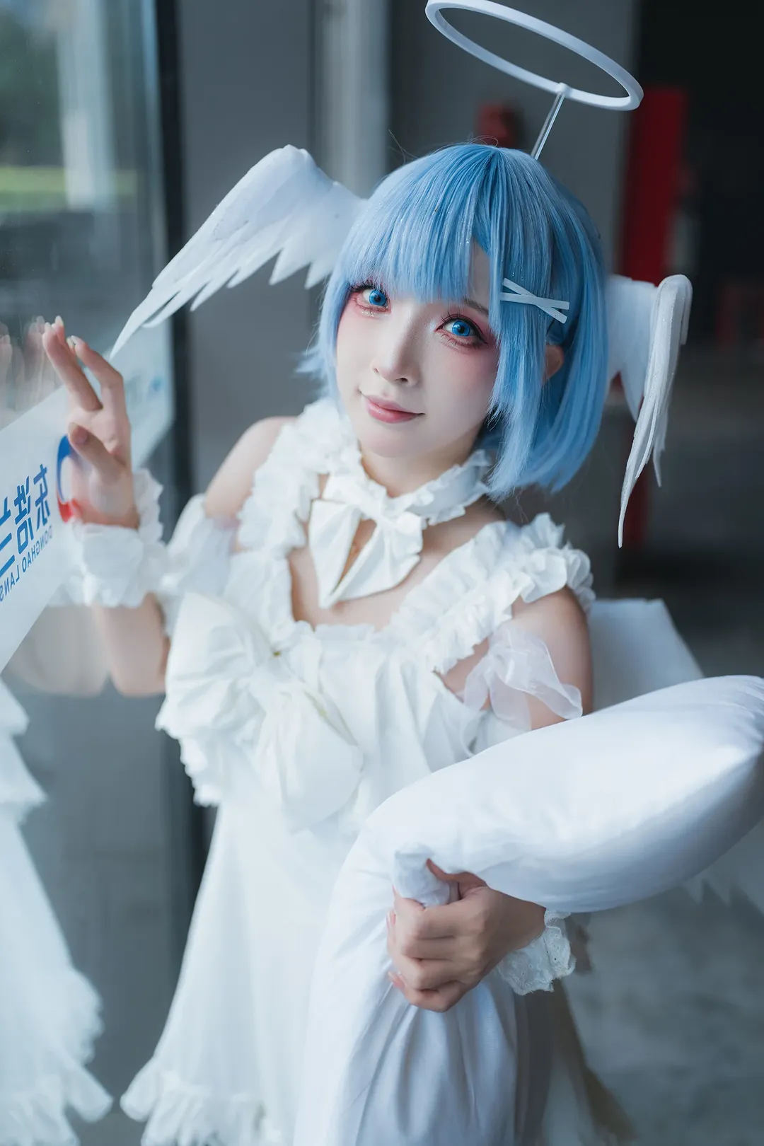 【雷姆cos】上海PI展大落地窗前，枕着光影的白裙蓝发少女 - 第 17 张