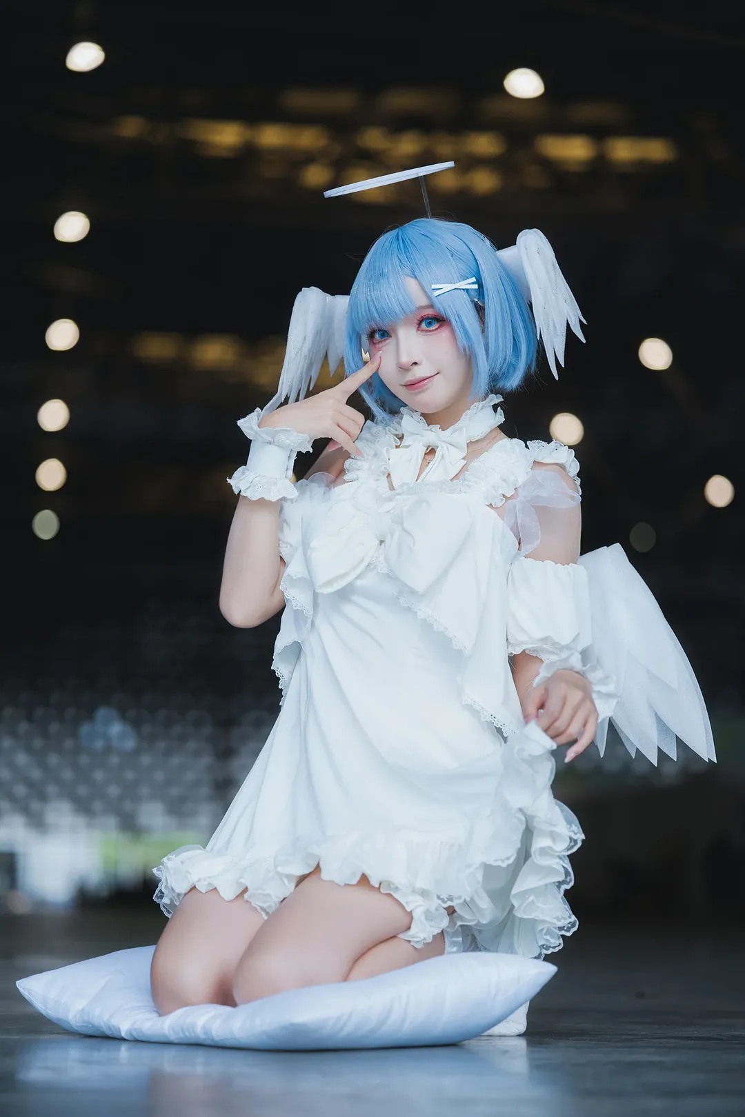 【雷姆cos】上海PI展大落地窗前，枕着光影的白裙蓝发少女 - 第 2 张