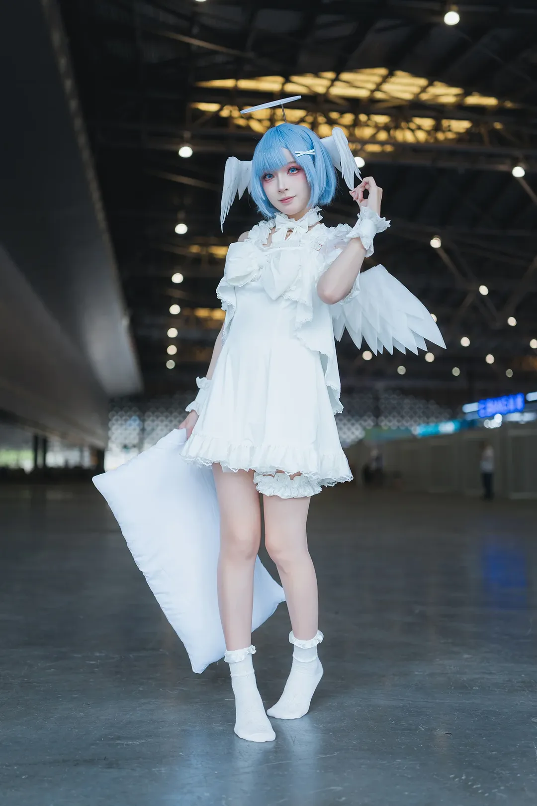 【雷姆cos】上海PI展大落地窗前，枕着光影的白裙蓝发少女 - 第 3 张