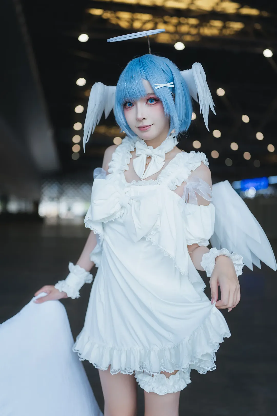 【雷姆cos】上海PI展大落地窗前，枕着光影的白裙蓝发少女 - 第 4 张