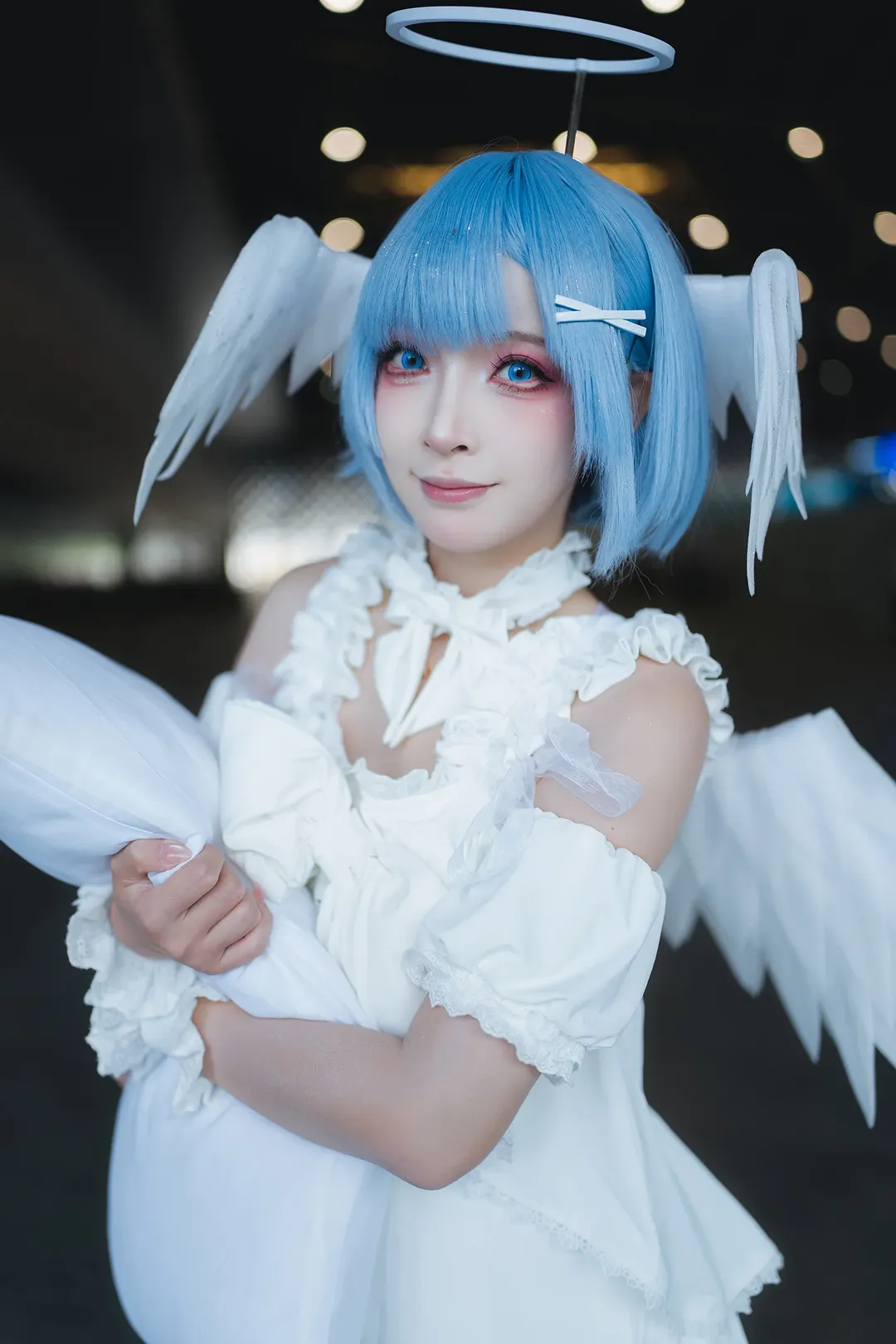 【雷姆cos】上海PI展大落地窗前，枕着光影的白裙蓝发少女 - 第 6 张