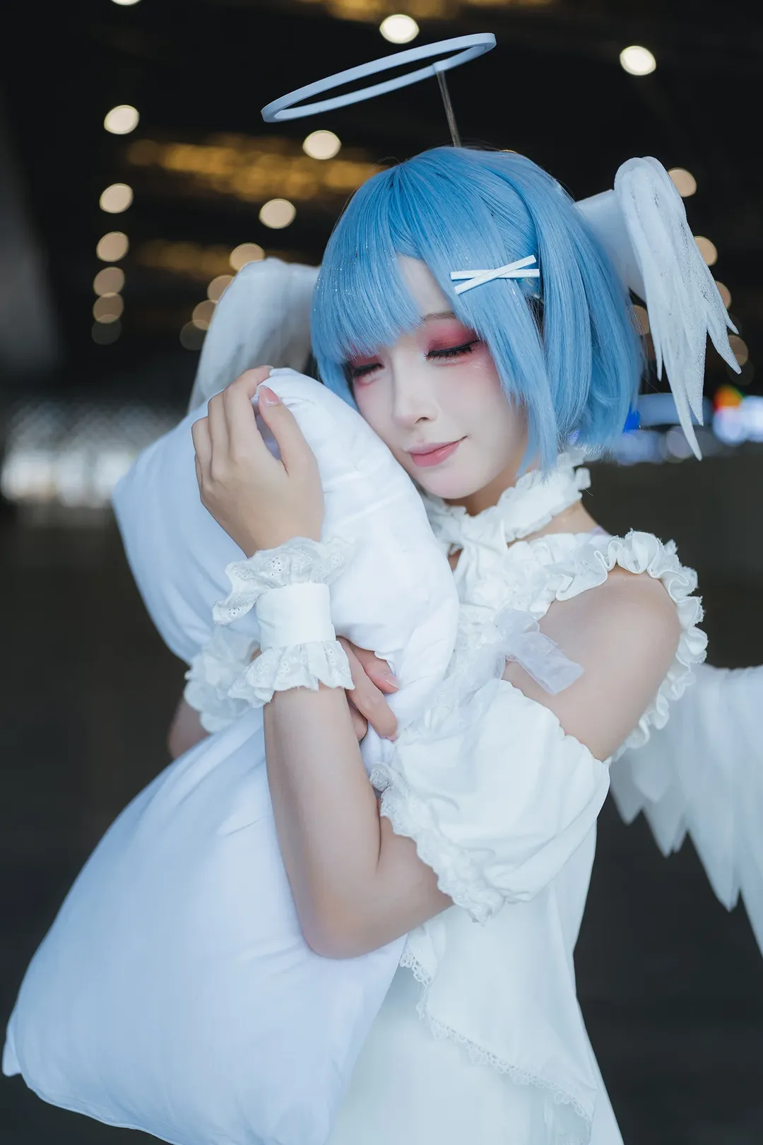 【雷姆cos】上海PI展大落地窗前，枕着光影的白裙蓝发少女 - 第 7 张