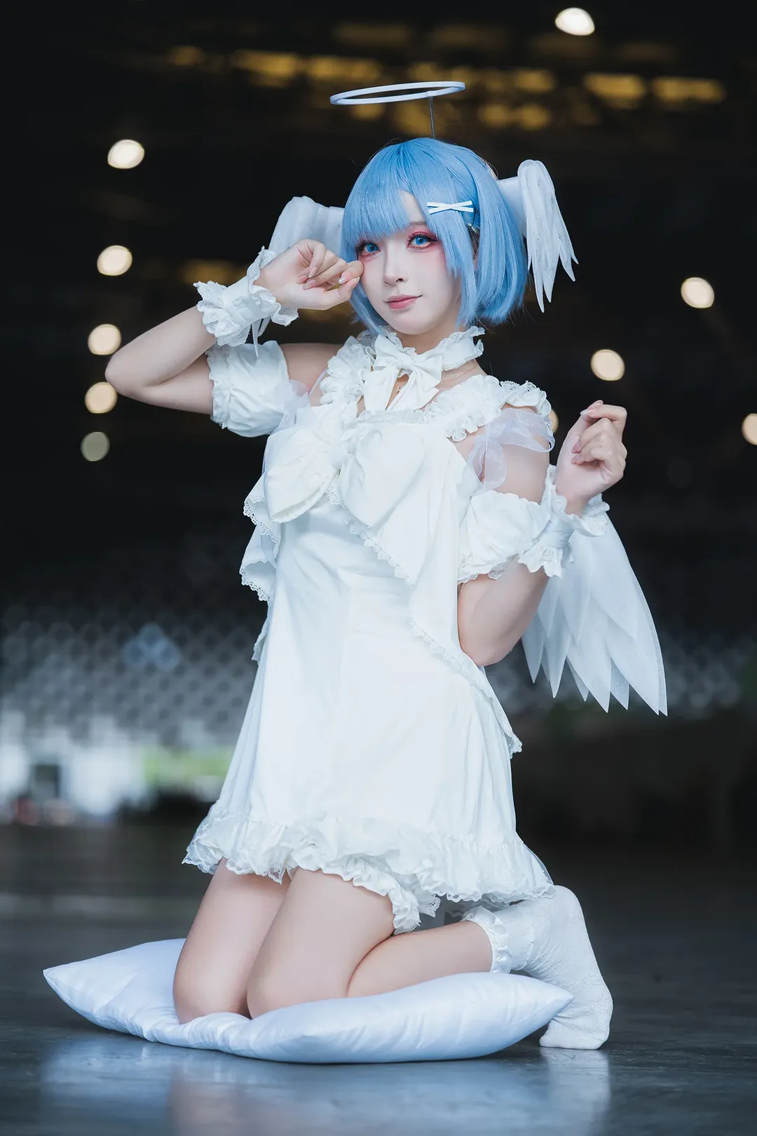 【雷姆cos】上海PI展大落地窗前，枕着光影的白裙蓝发少女 - 第 9 张