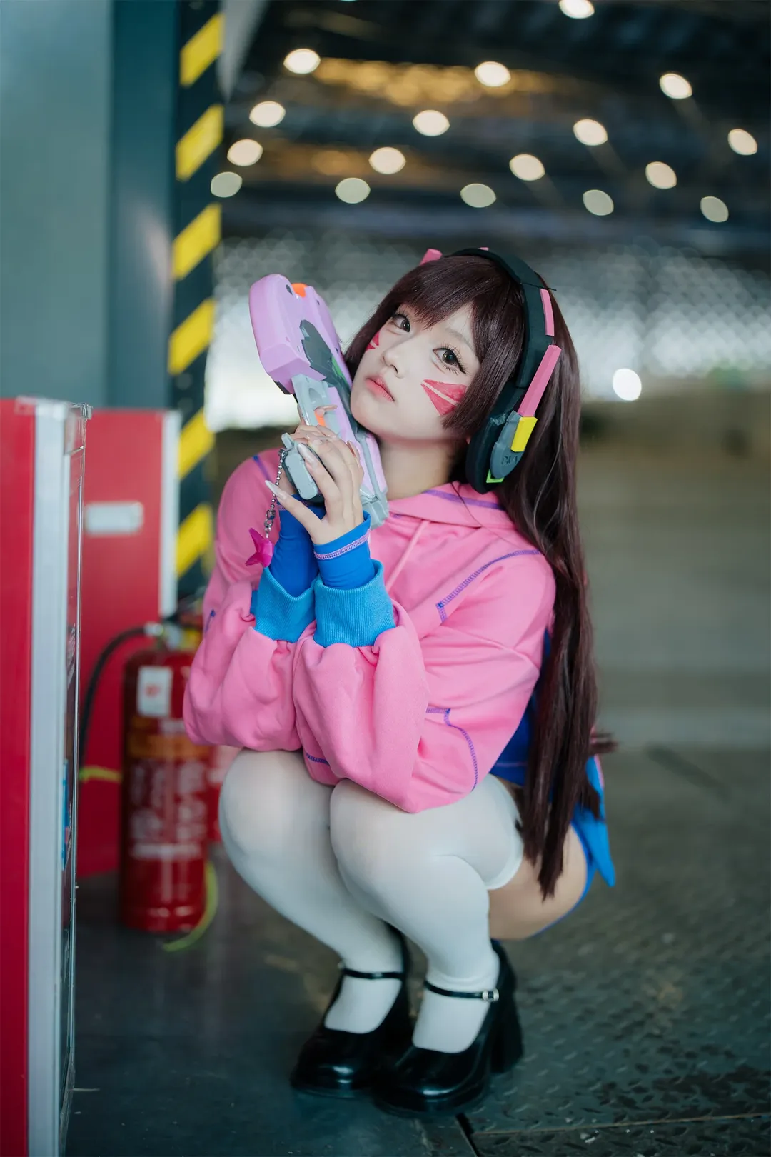 D.Va守望先锋cos，避开人潮在PI馆承包落地窗 - 第 11 张