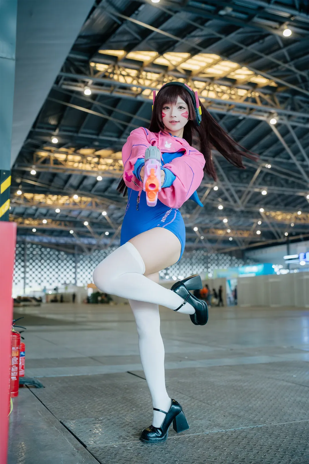 D.Va守望先锋cos，避开人潮在PI馆承包落地窗 - 第 12 张