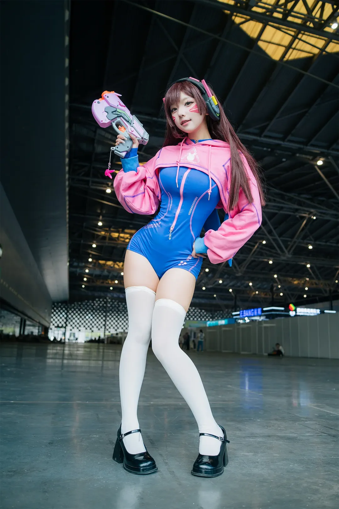 D.Va守望先锋cos，避开人潮在PI馆承包落地窗 - 第 5 张