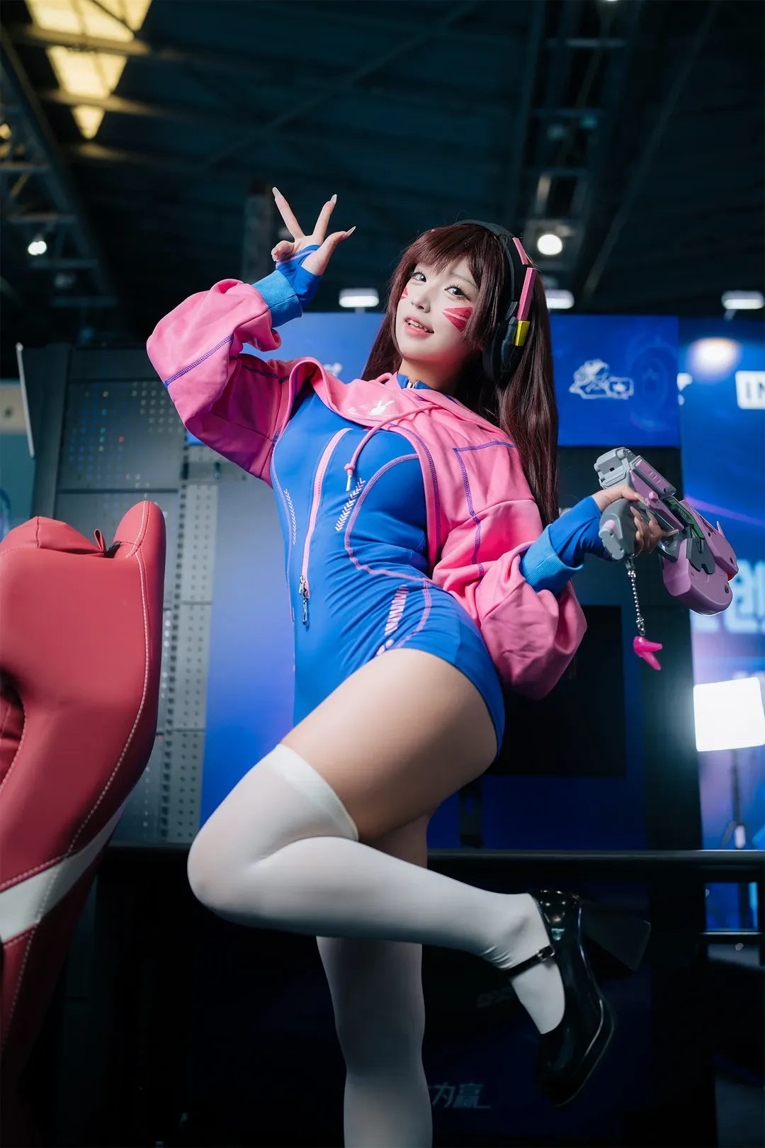 【D.Va cos】粉色外套配白絲，展館裡最靚的電競少女 - 第 10 張