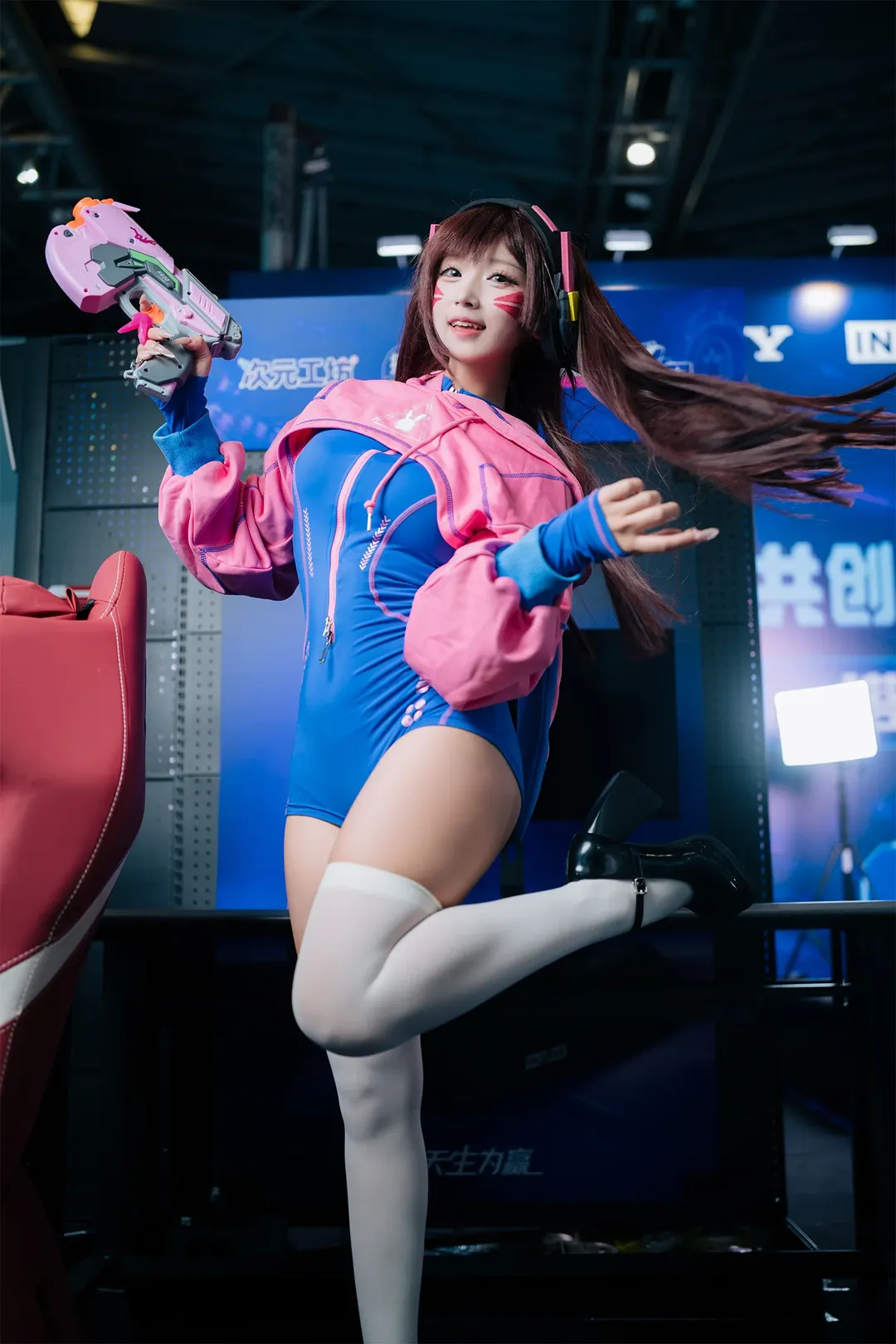 【D.Va cos】粉色外套配白絲，展館裡最靚的電競少女 - 第 11 張