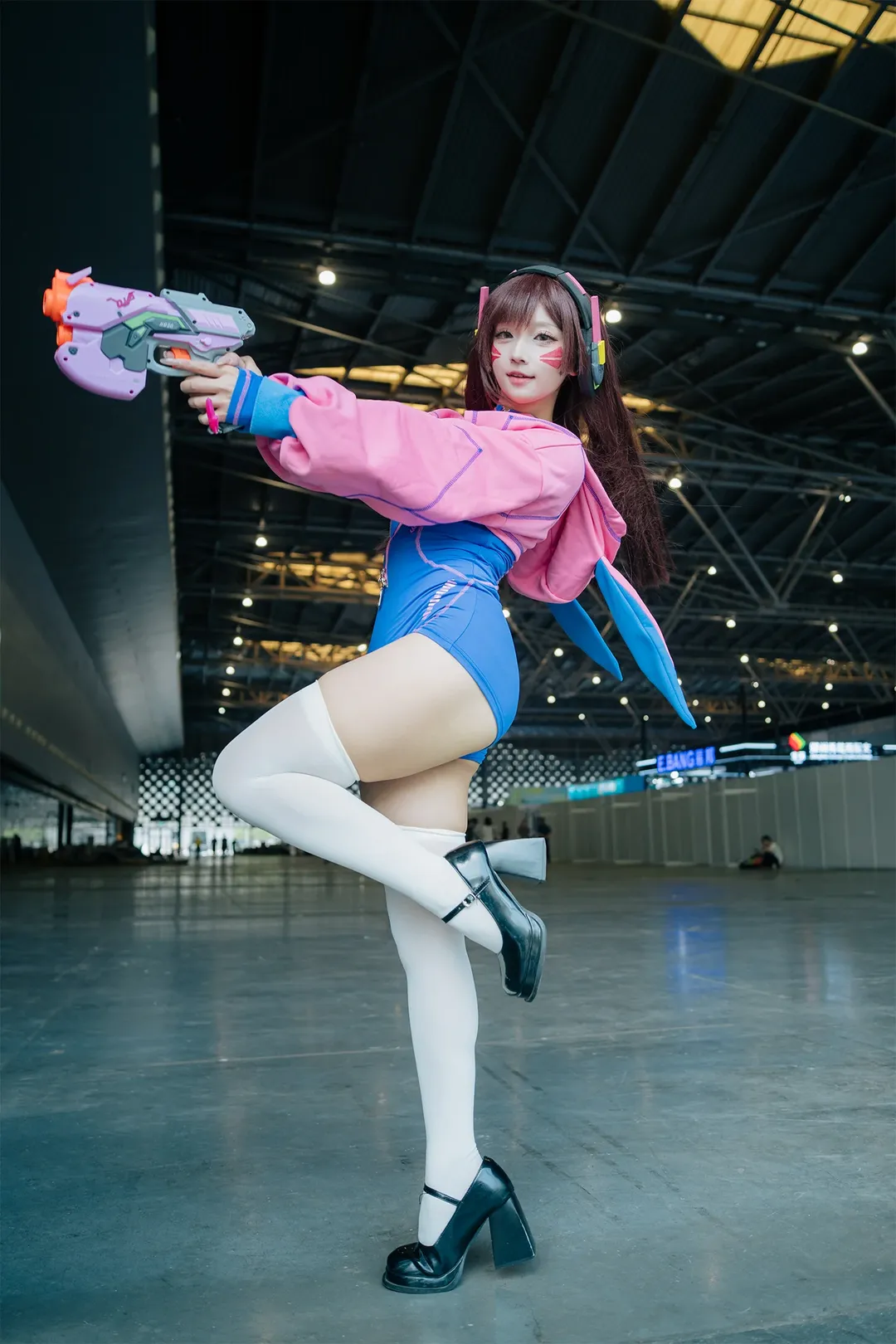 【D.Va cos】粉色外套配白絲，展館裡最靚的電競少女 - 第 4 張