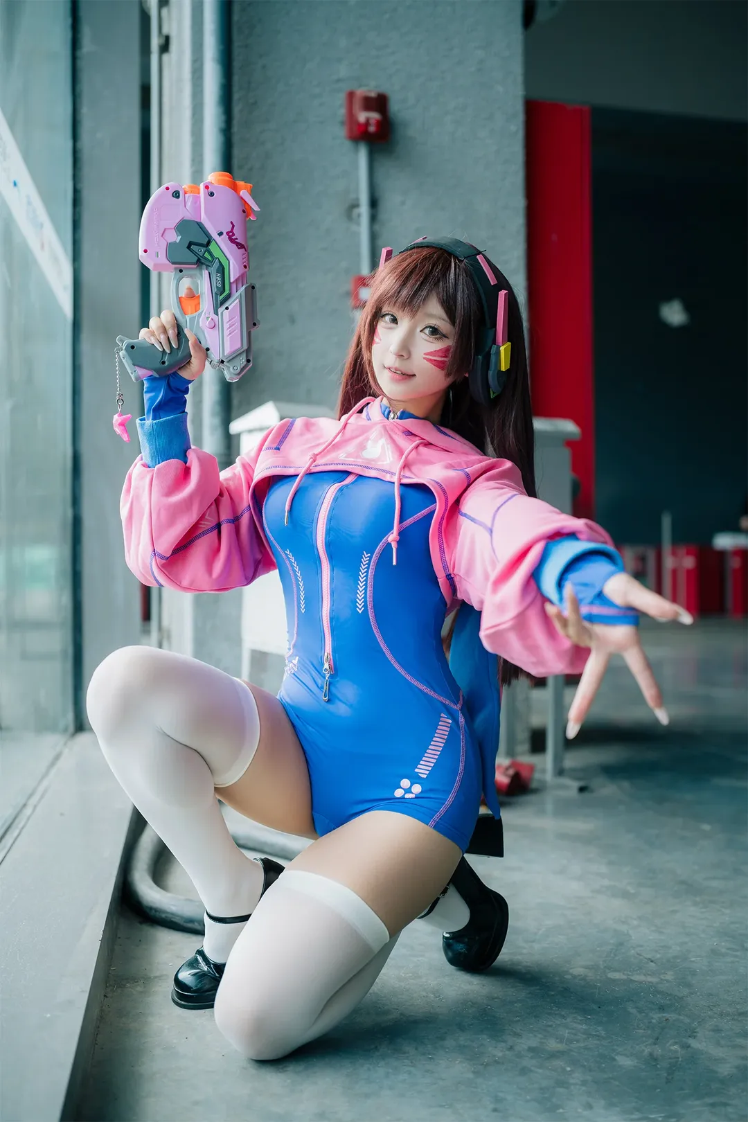 【D.Va cos】粉色外套配白絲，展館裡最靚的電競少女 - 第 5 張