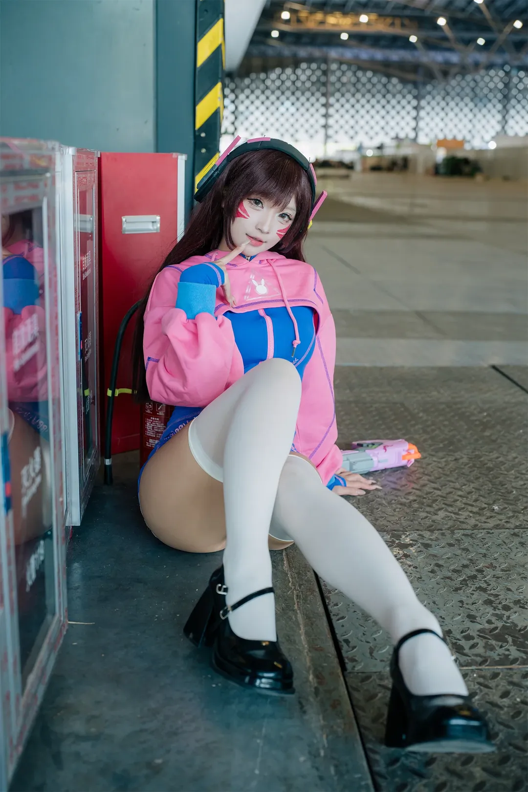 【D.Va cos】粉色外套配白絲，展館裡最靚的電競少女 - 第 7 張