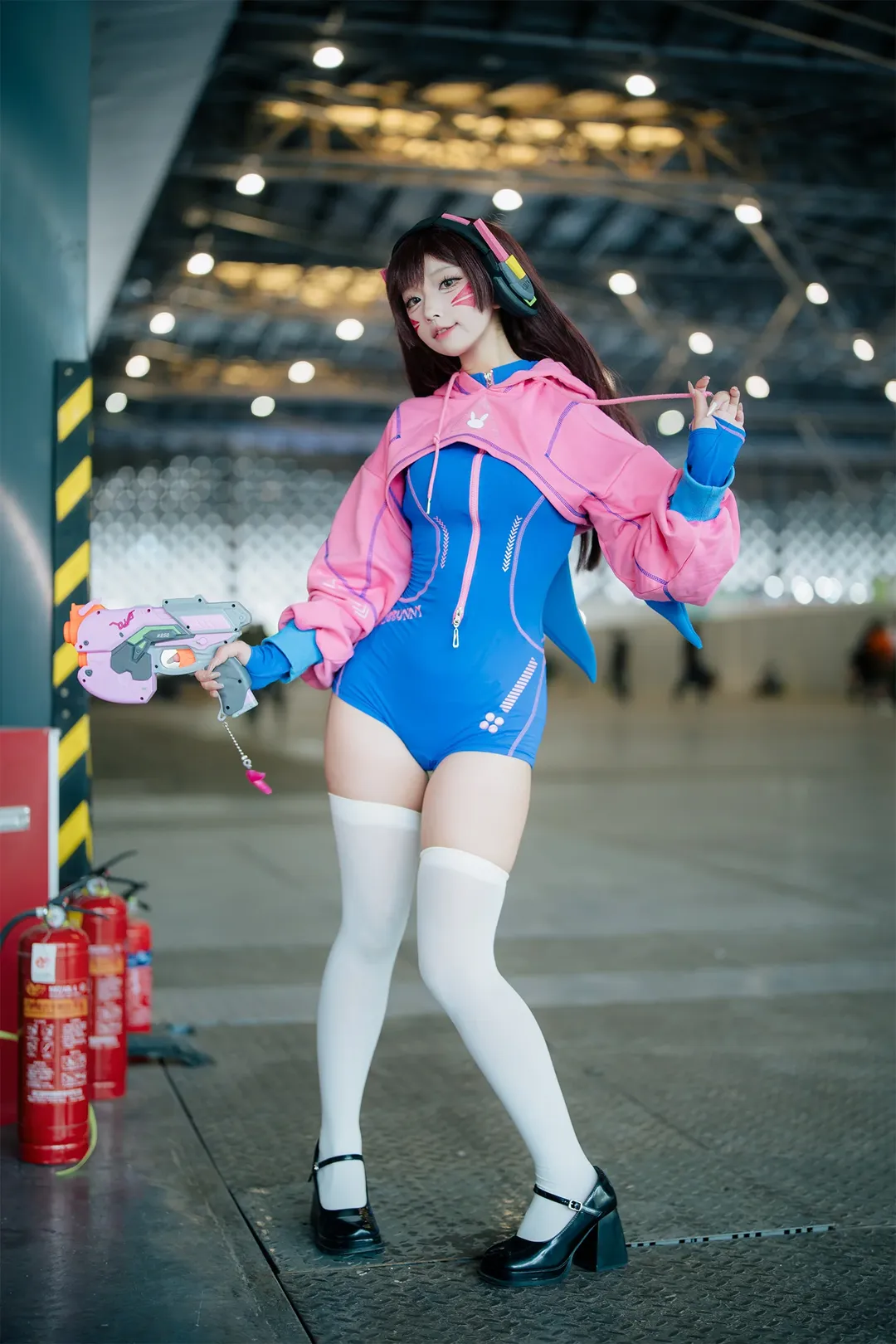【D.Va cos】粉色外套配白絲，展館裡最靚的電競少女 - 第 9 張
