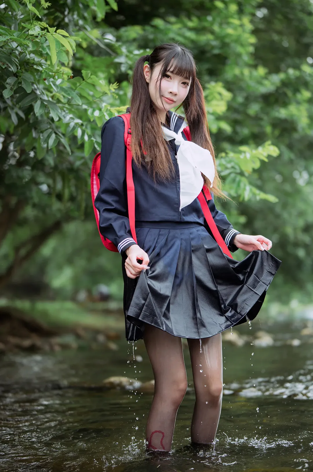 穿著水手服和黑絲在溪流裡拍攝的戶外日常 - 第 12 張