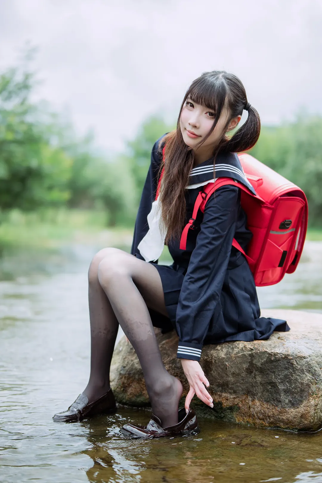 穿著水手服和黑絲在溪流裡拍攝的戶外日常 - 第 8 張