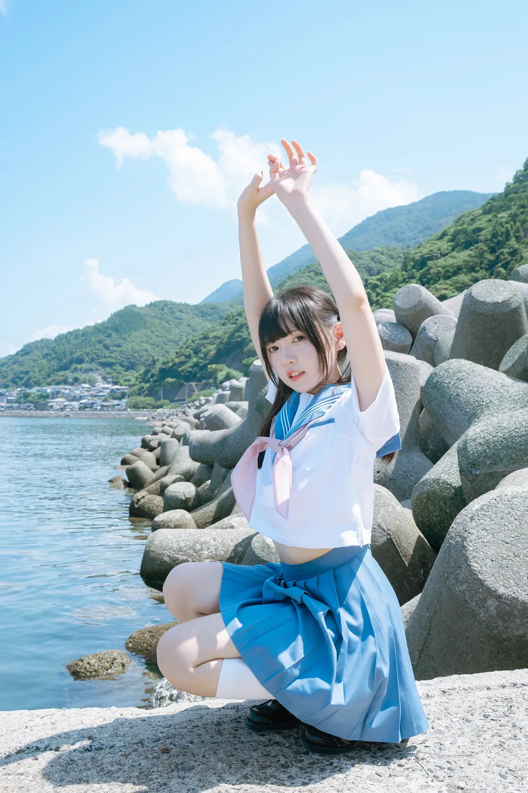 海邊水手服雙馬尾，正午頂光下的日系氛圍感寫真 - 第 1 張