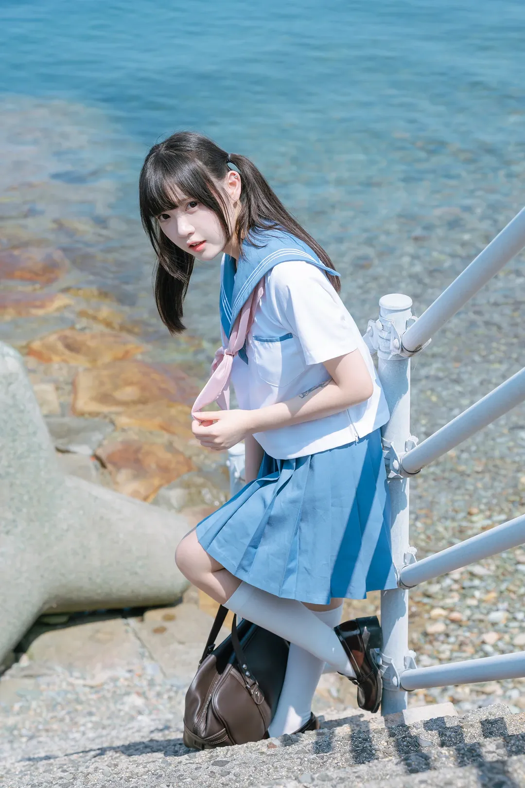 海邊水手服雙馬尾，正午頂光下的日系氛圍感寫真 - 第 6 張