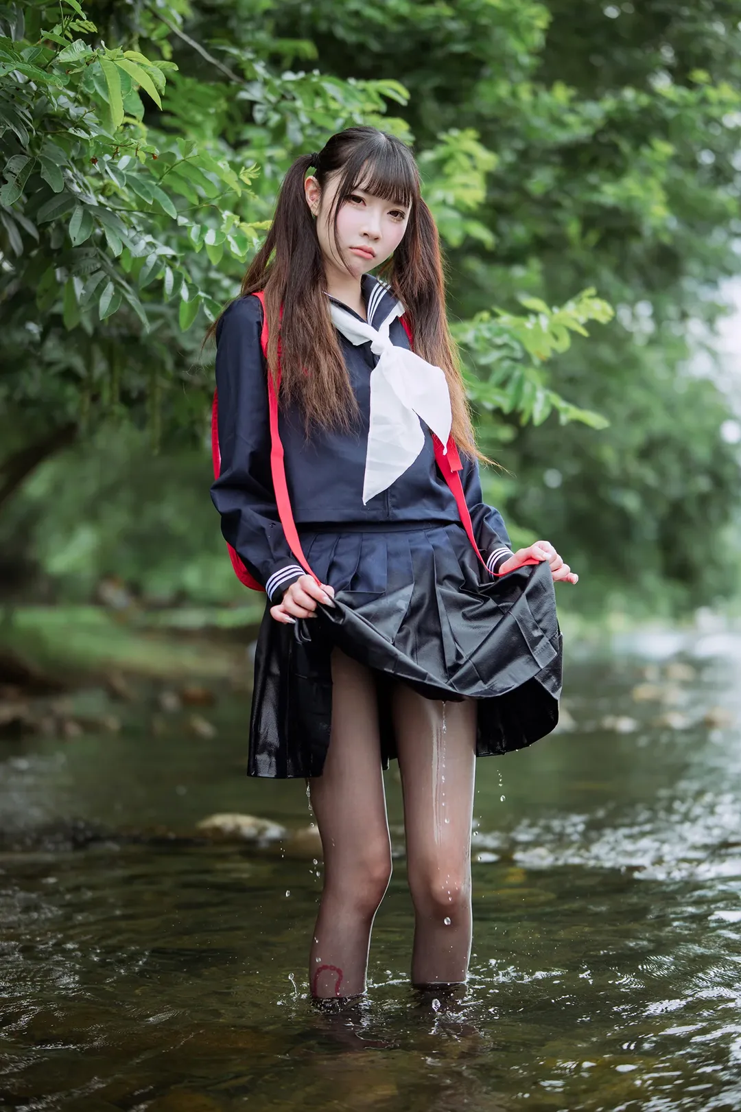 安吉の夏、渓流の中のセーラー服と黒ストッキング - 1 枚目