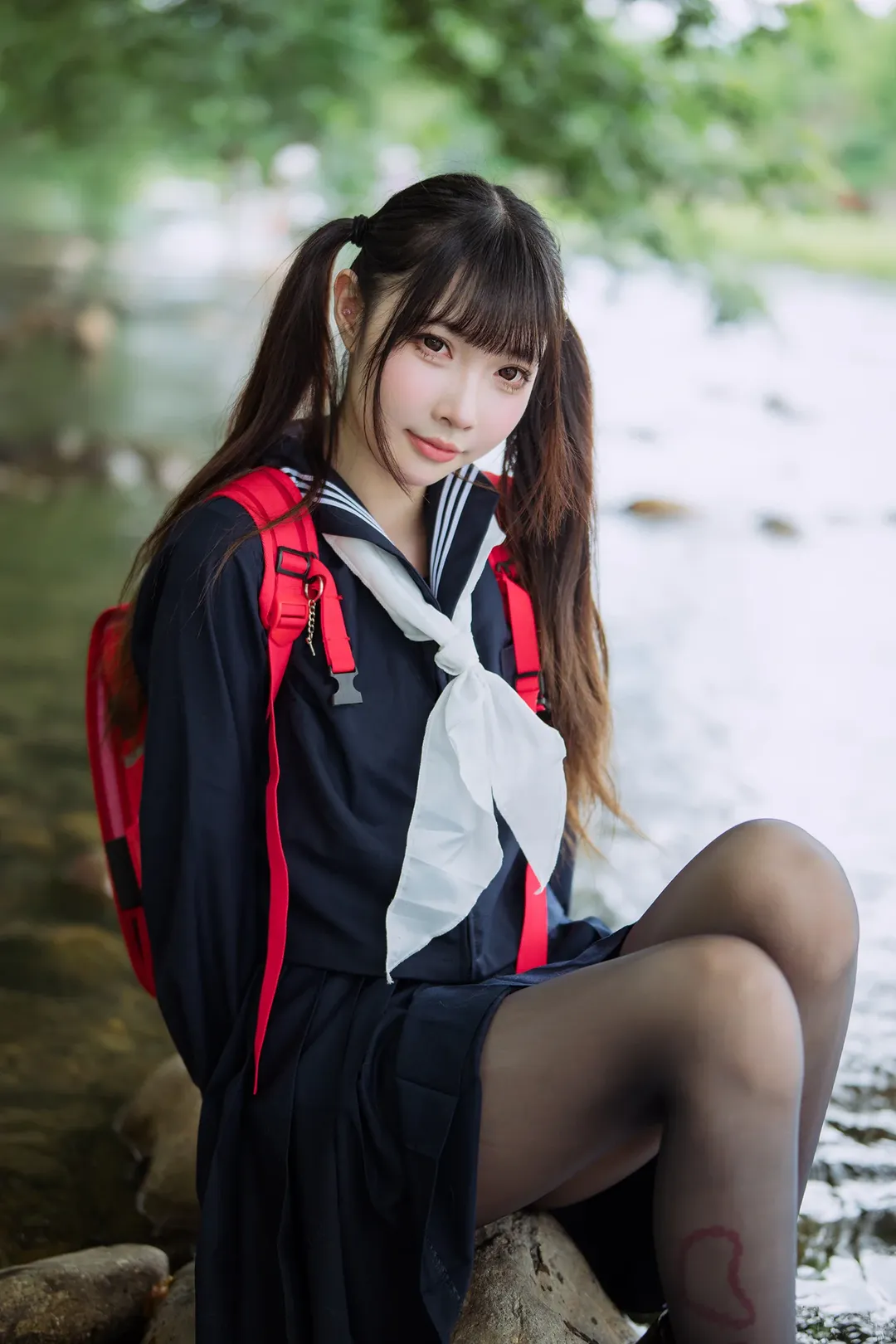 安吉の夏、渓流の中のセーラー服と黒ストッキング - 10 枚目