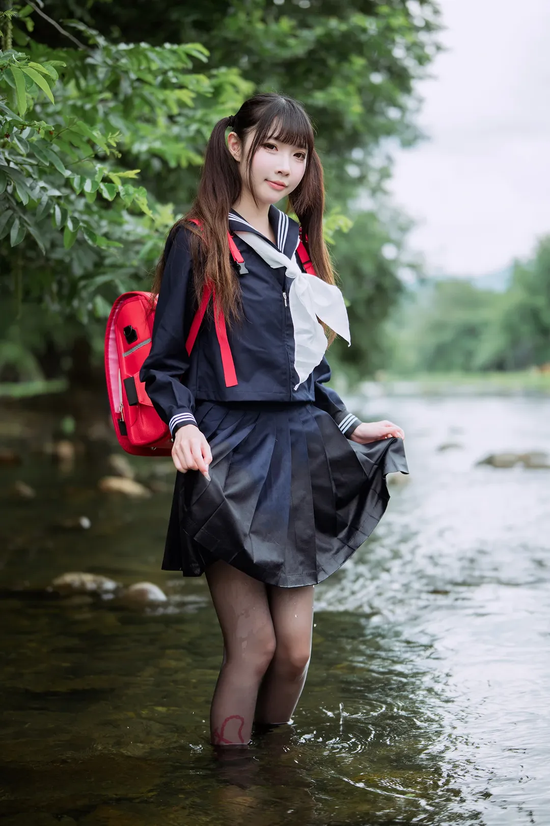 安吉の夏、渓流の中のセーラー服と黒ストッキング - 11 枚目