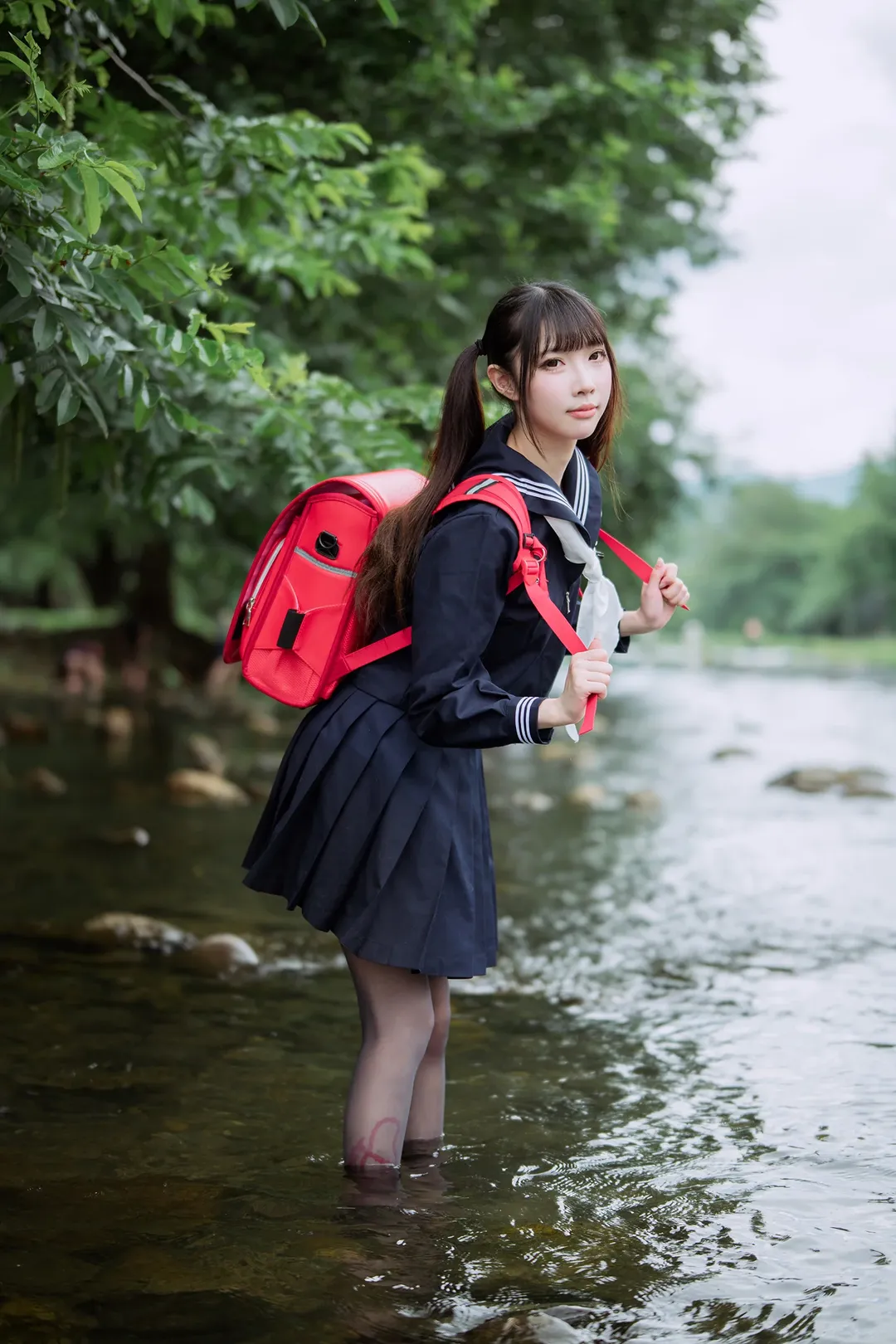 安吉の夏、渓流の中のセーラー服と黒ストッキング - 2 枚目