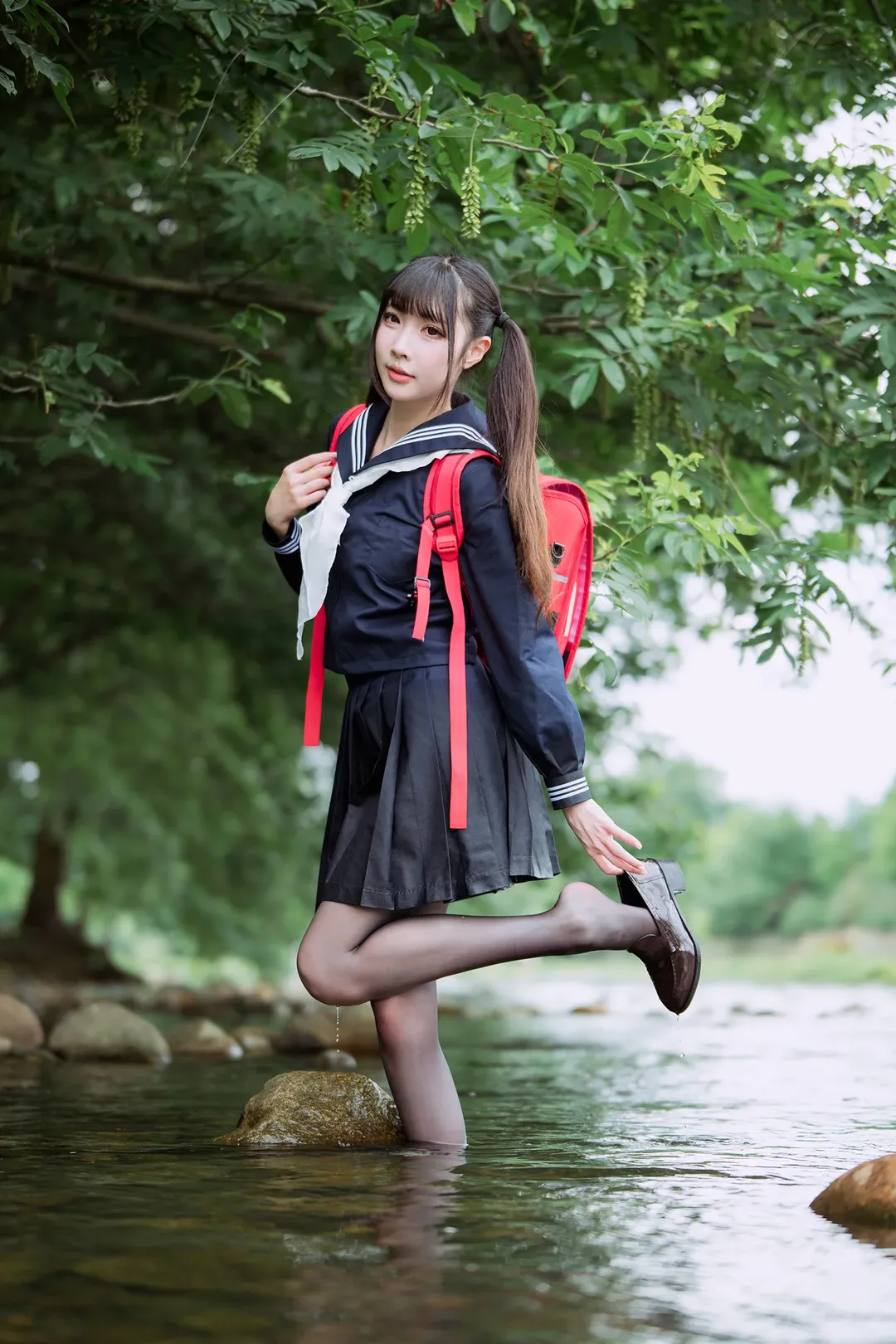 安吉の夏、渓流の中のセーラー服と黒ストッキング - 3 枚目