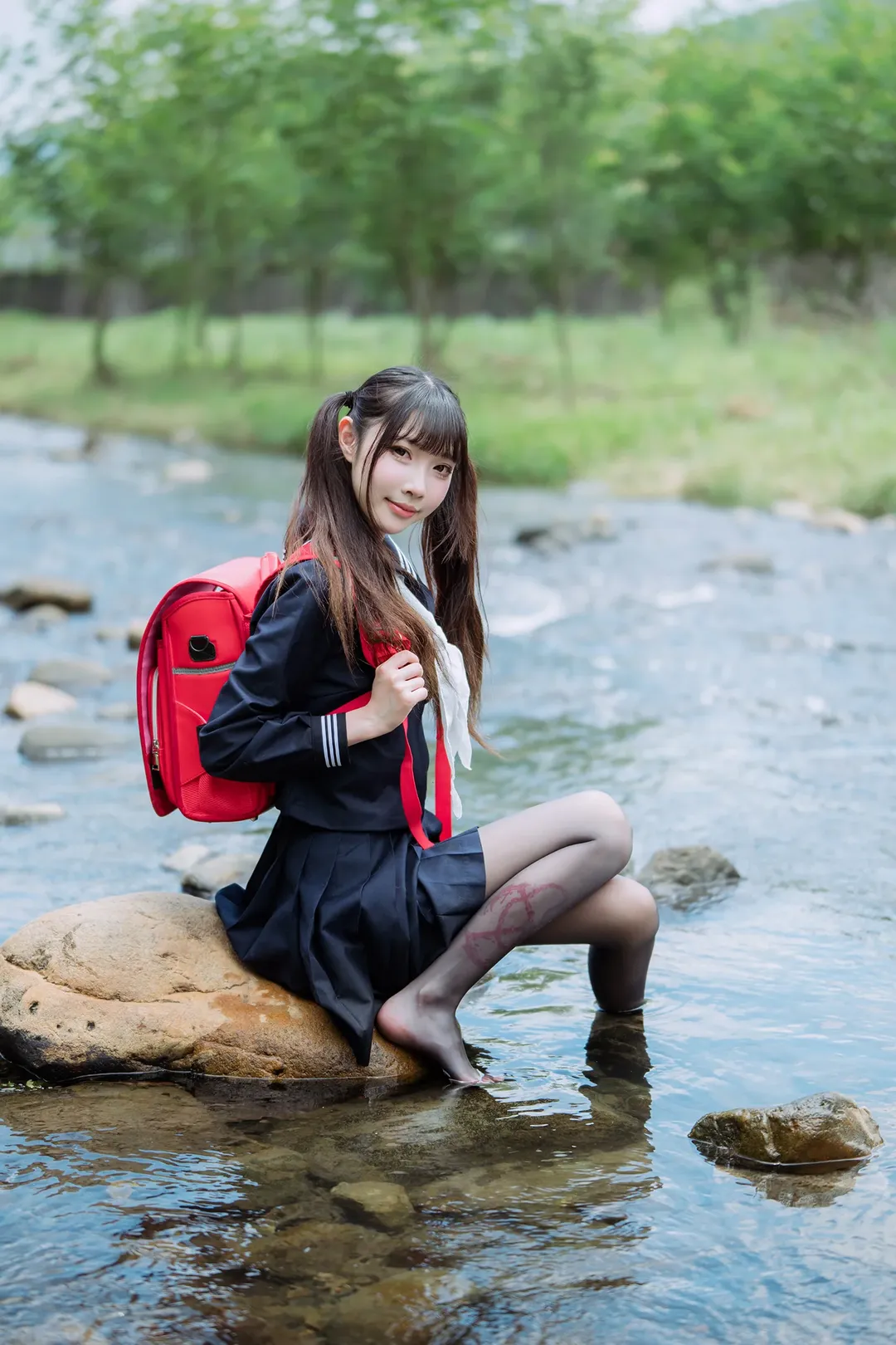 安吉の夏、渓流の中のセーラー服と黒ストッキング - 6 枚目