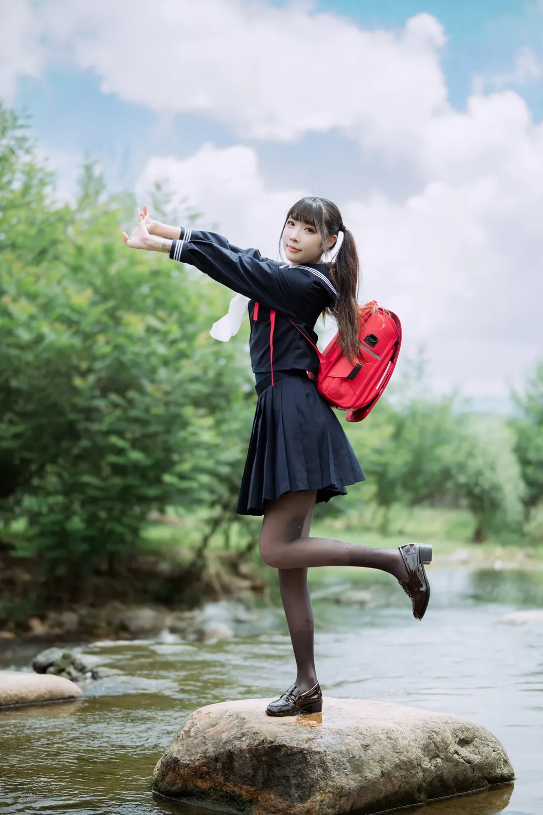 安吉の夏、渓流の中のセーラー服と黒ストッキング - 8 枚目