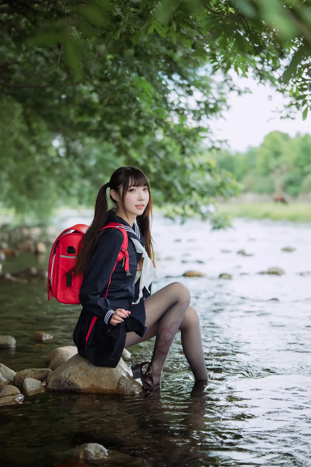 安吉の夏、渓流の中のセーラー服と黒ストッキング - 9 枚目