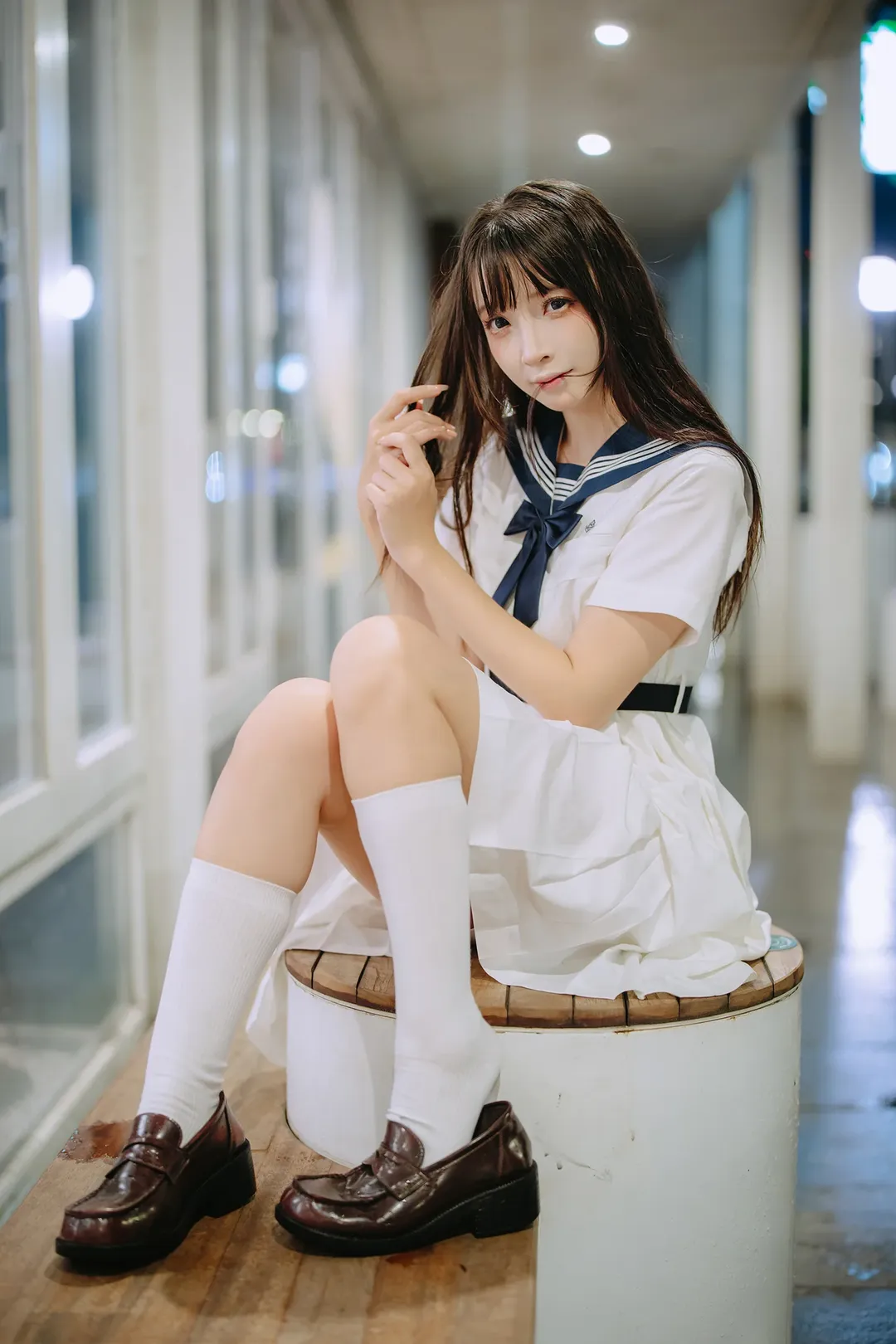 雨夜躲雨，白水手服与白丝的夜景氛围感 - 第 1 张