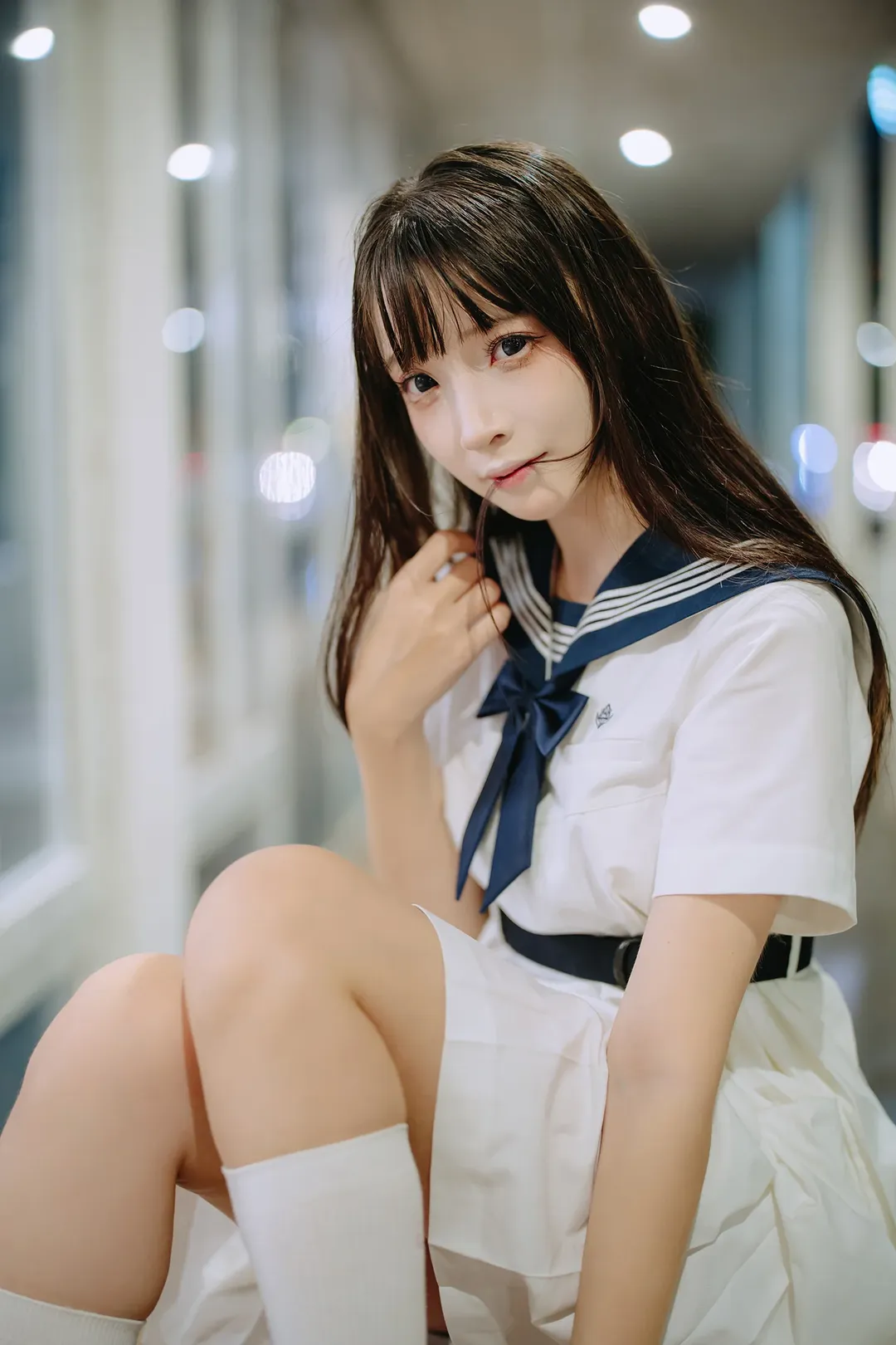 雨夜躲雨，白水手服与白丝的夜景氛围感 - 第 2 张