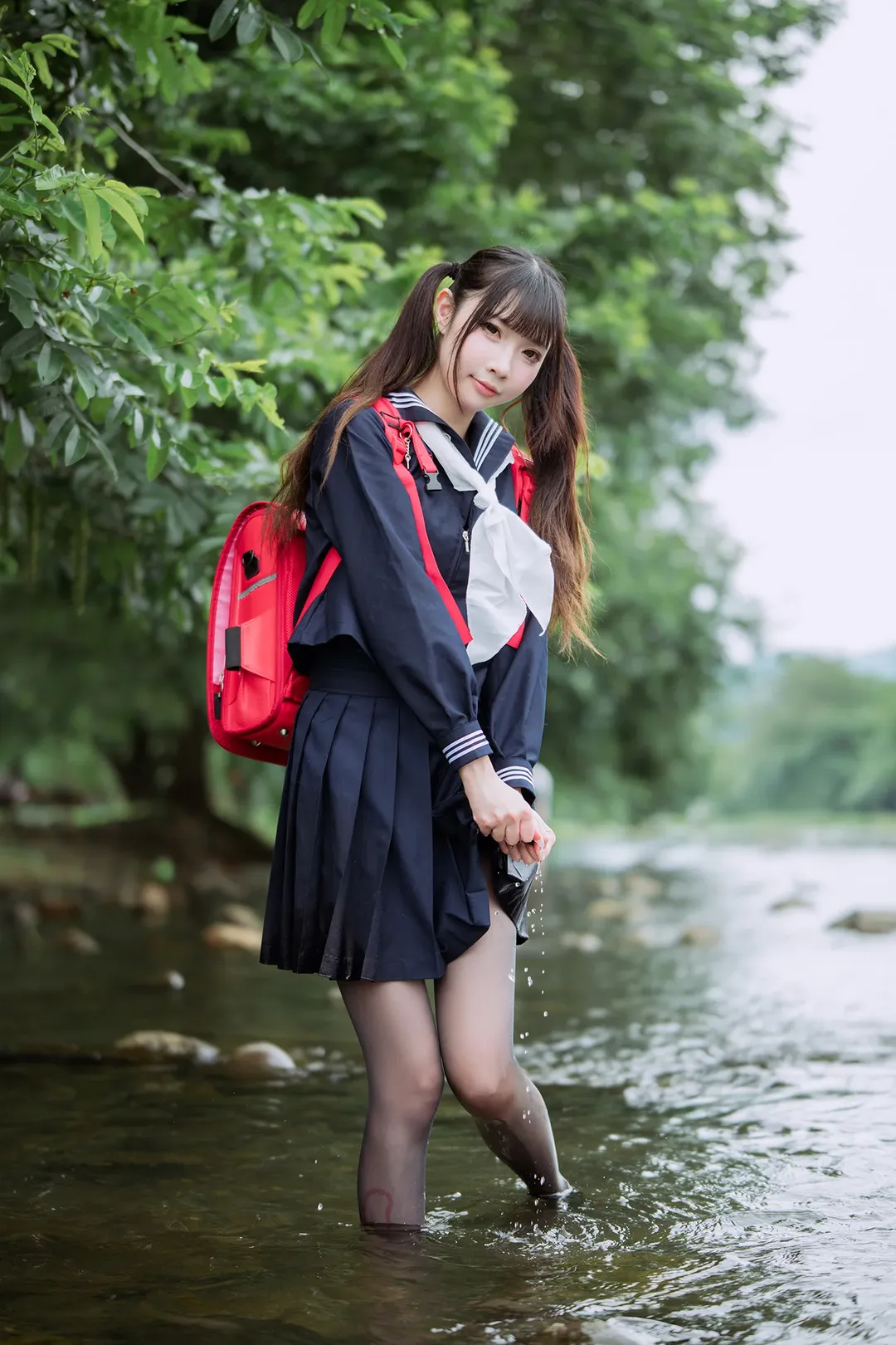 溪畔水手服双马尾，红书包与黑丝的外拍随记 - 第 13 张