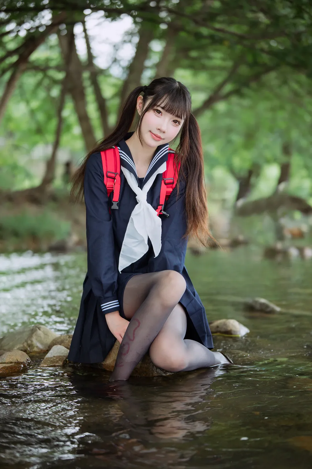 溪畔水手服双马尾，红书包与黑丝的外拍随记 - 第 3 张