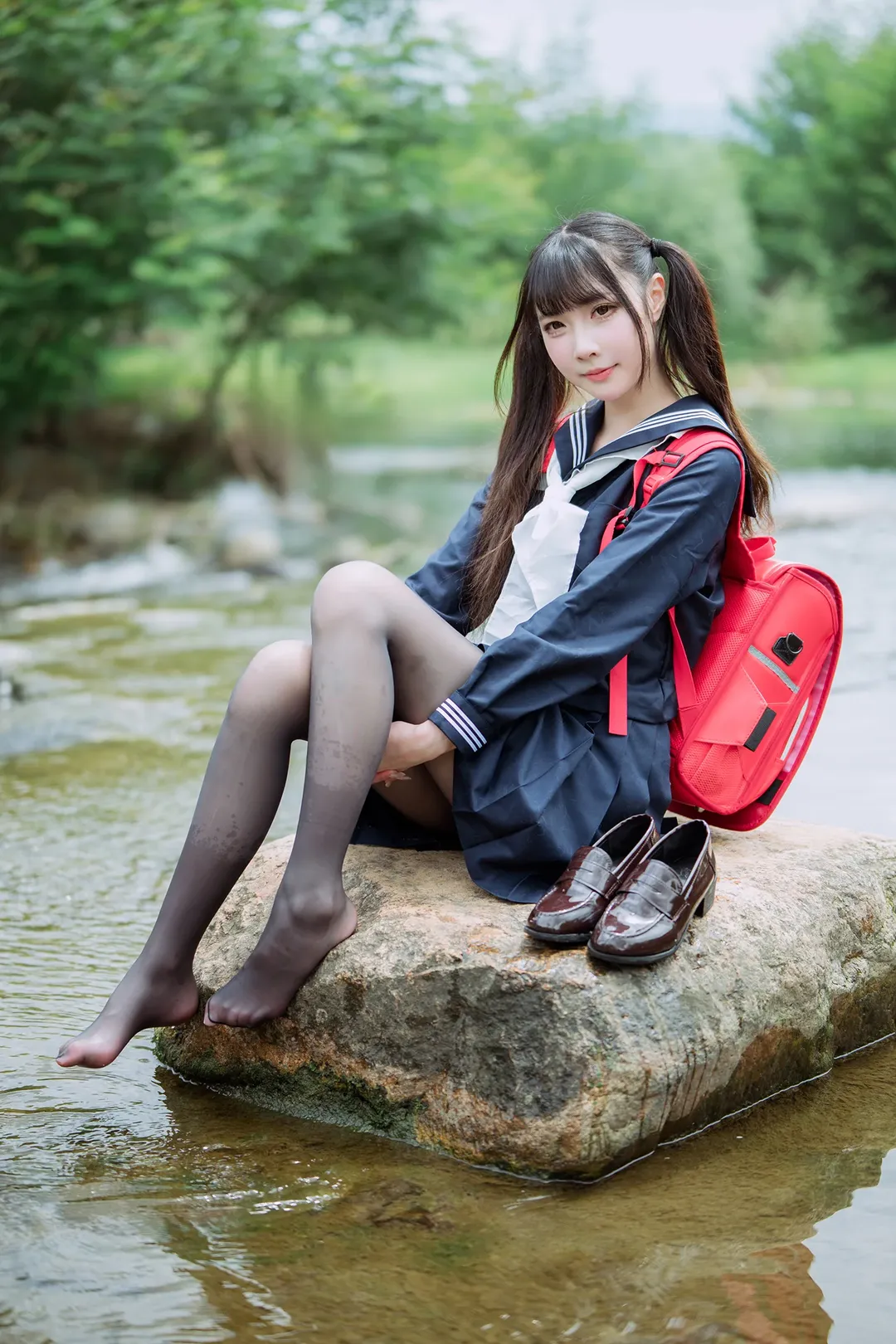 溪畔水手服双马尾，红书包与黑丝的外拍随记 - 第 8 张
