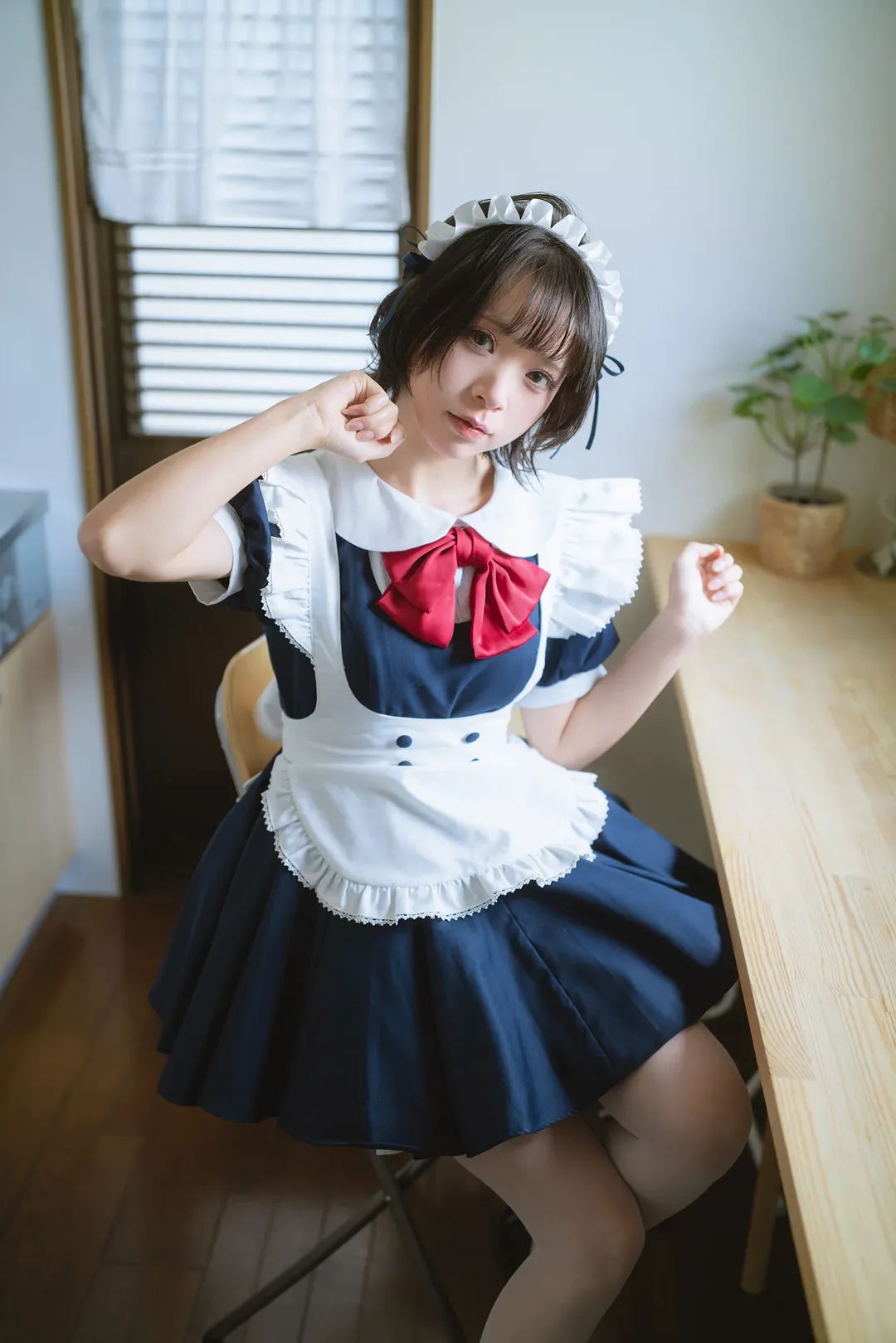 日系女僕裝居家寫真，微醺狀態下的慵懶日常 - 第 5 張