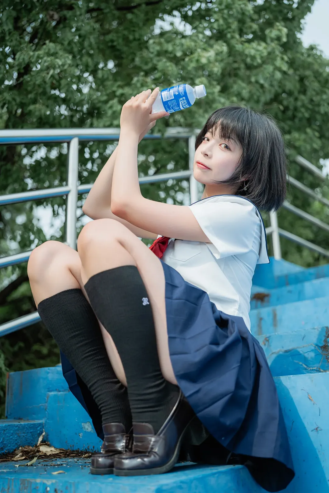 夏日水手服外拍记录：蓝色看台上的黑丝与琴盒 - 第 1 张