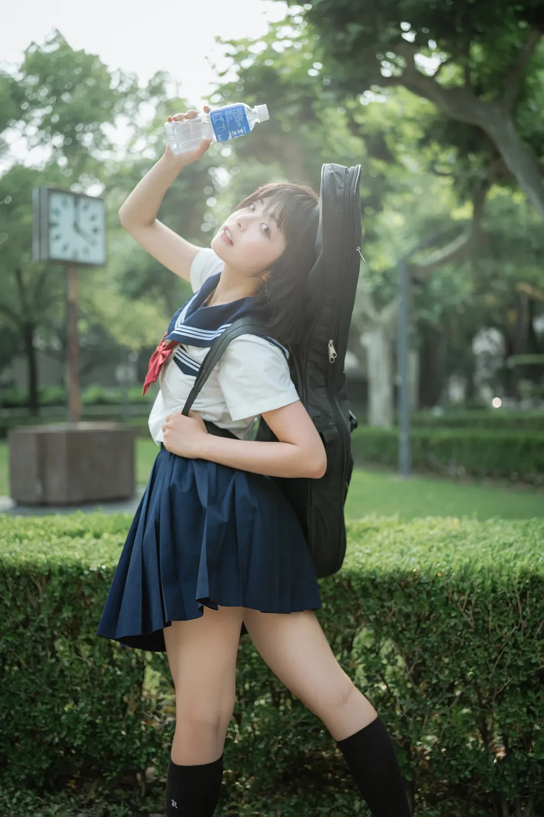 夏日水手服外拍记录：蓝色看台上的黑丝与琴盒 - 第 11 张