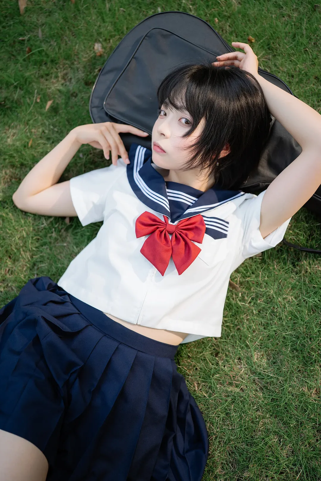 夏日水手服外拍记录：蓝色看台上的黑丝与琴盒 - 第 14 张