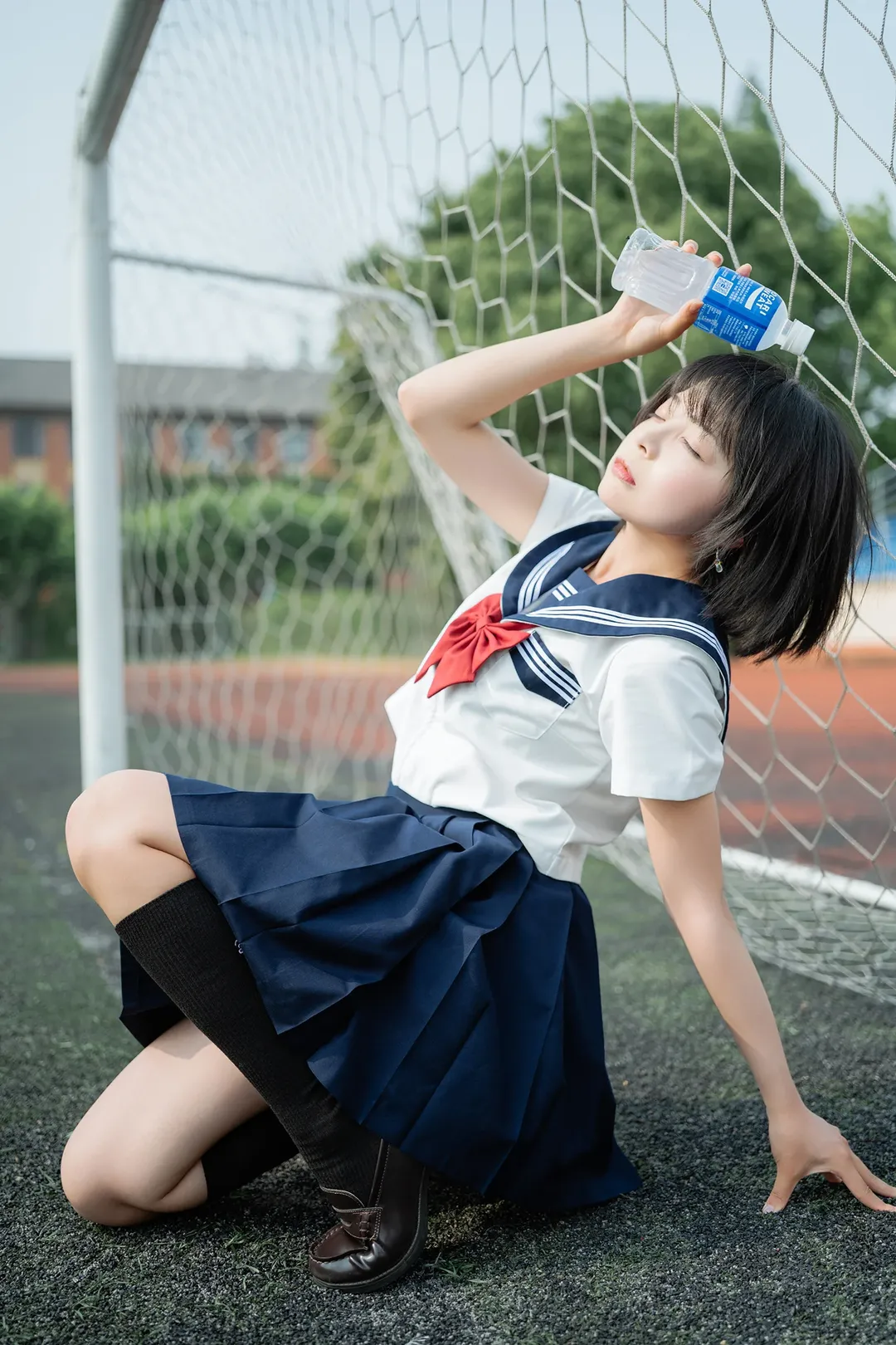 夏日水手服外拍记录：蓝色看台上的黑丝与琴盒 - 第 15 张