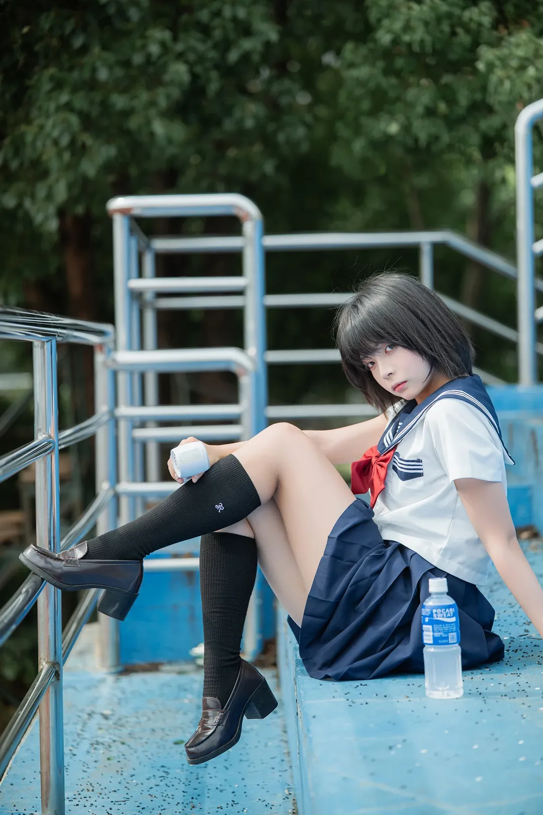 夏日水手服外拍记录：蓝色看台上的黑丝与琴盒 - 第 17 张