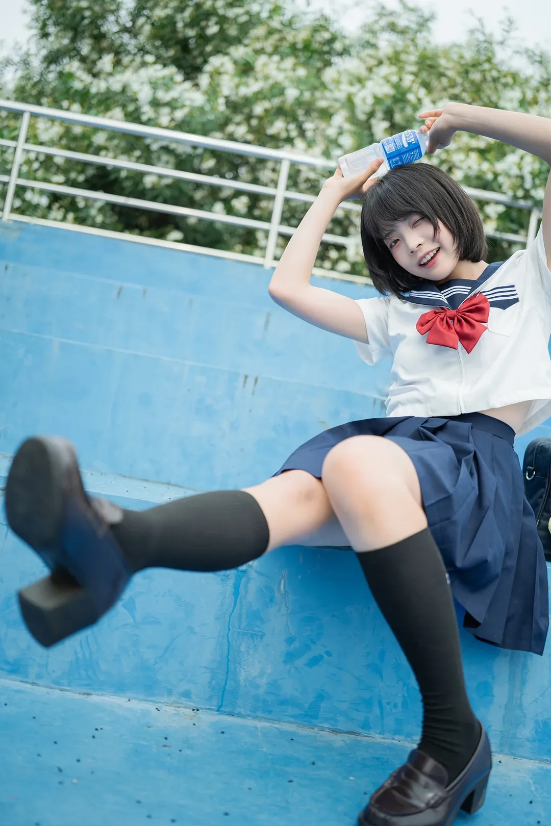 夏日水手服外拍记录：蓝色看台上的黑丝与琴盒 - 第 18 张