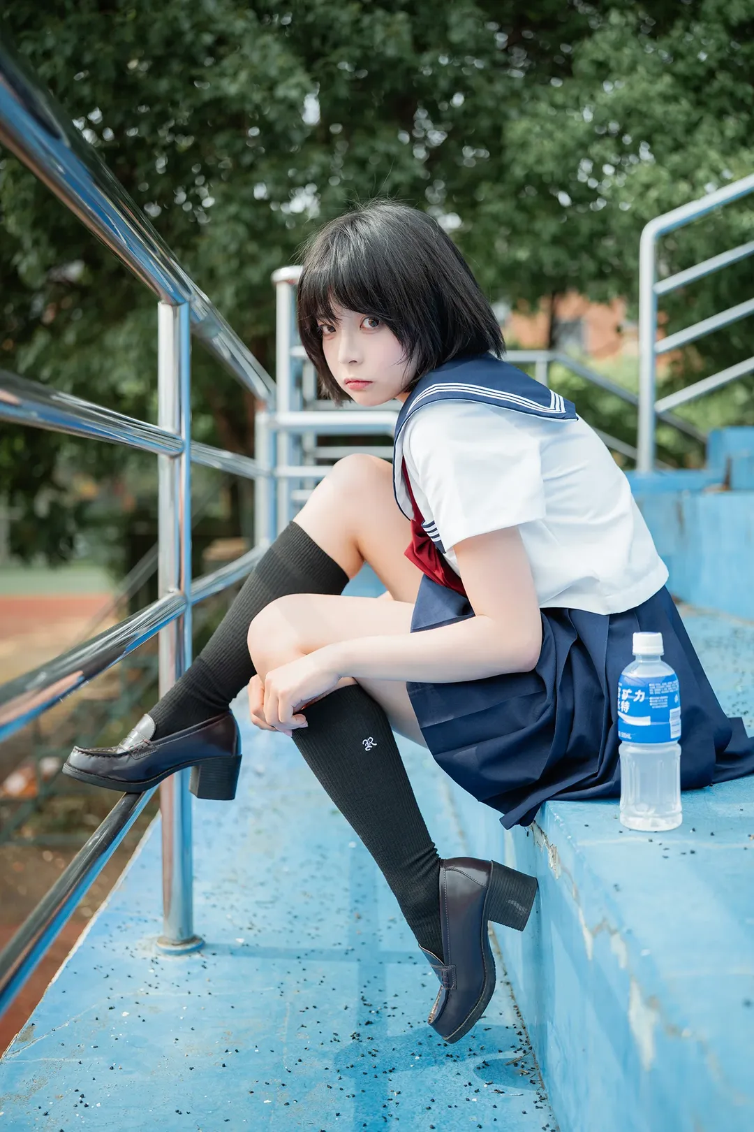夏日水手服外拍记录：蓝色看台上的黑丝与琴盒 - 第 3 张
