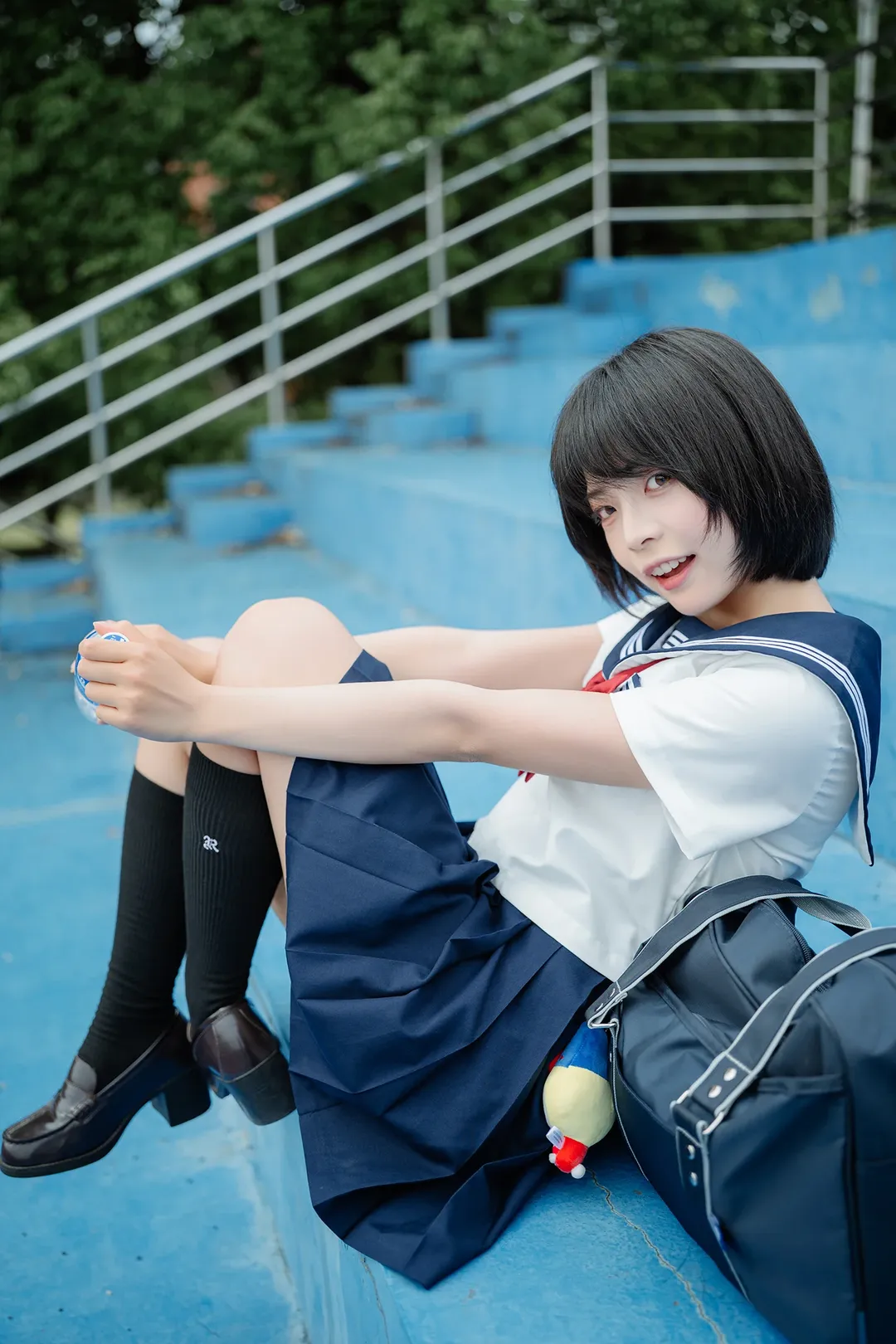 夏日水手服外拍记录：蓝色看台上的黑丝与琴盒 - 第 4 张